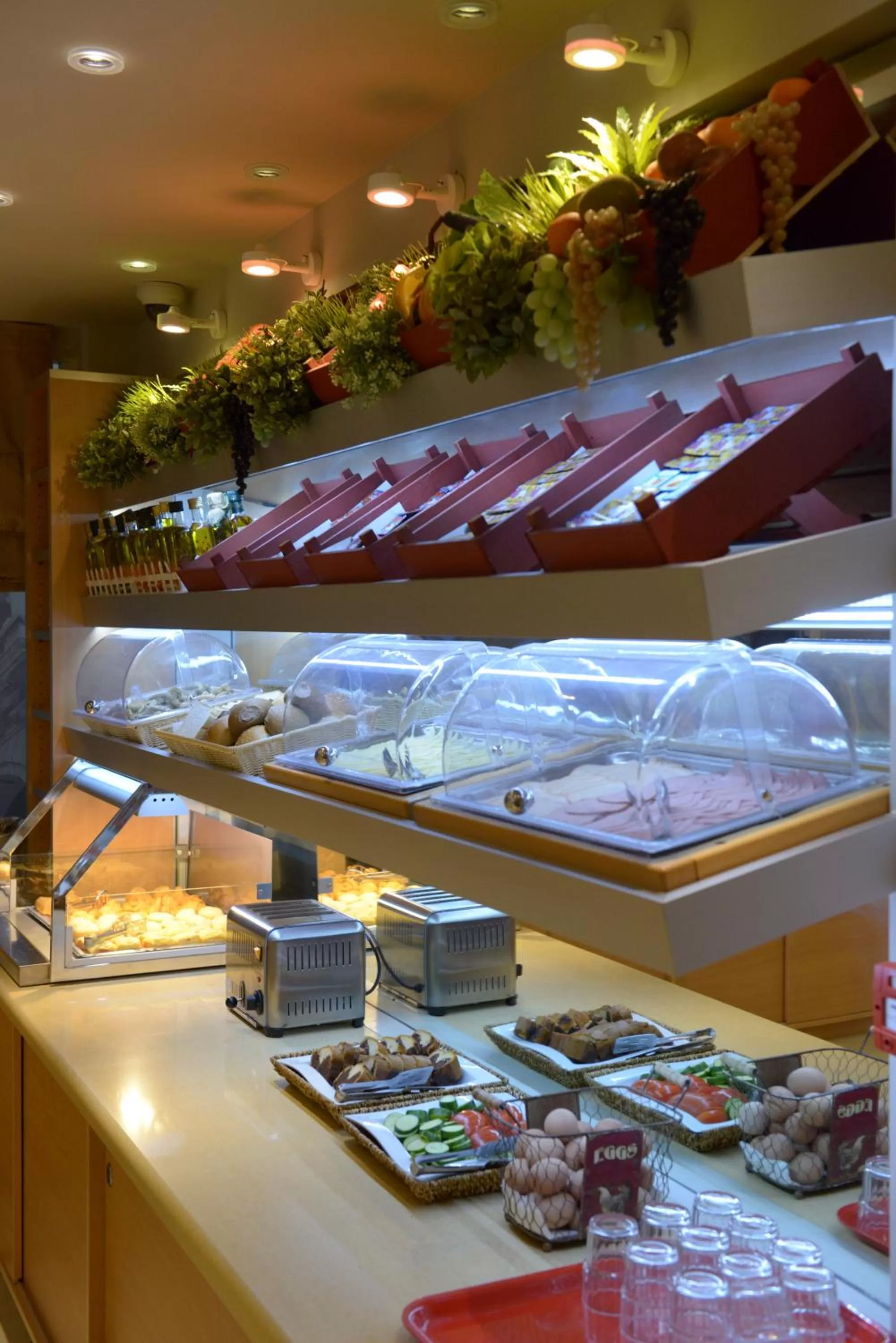 Restaurant/places to eat in Kastro Hotel