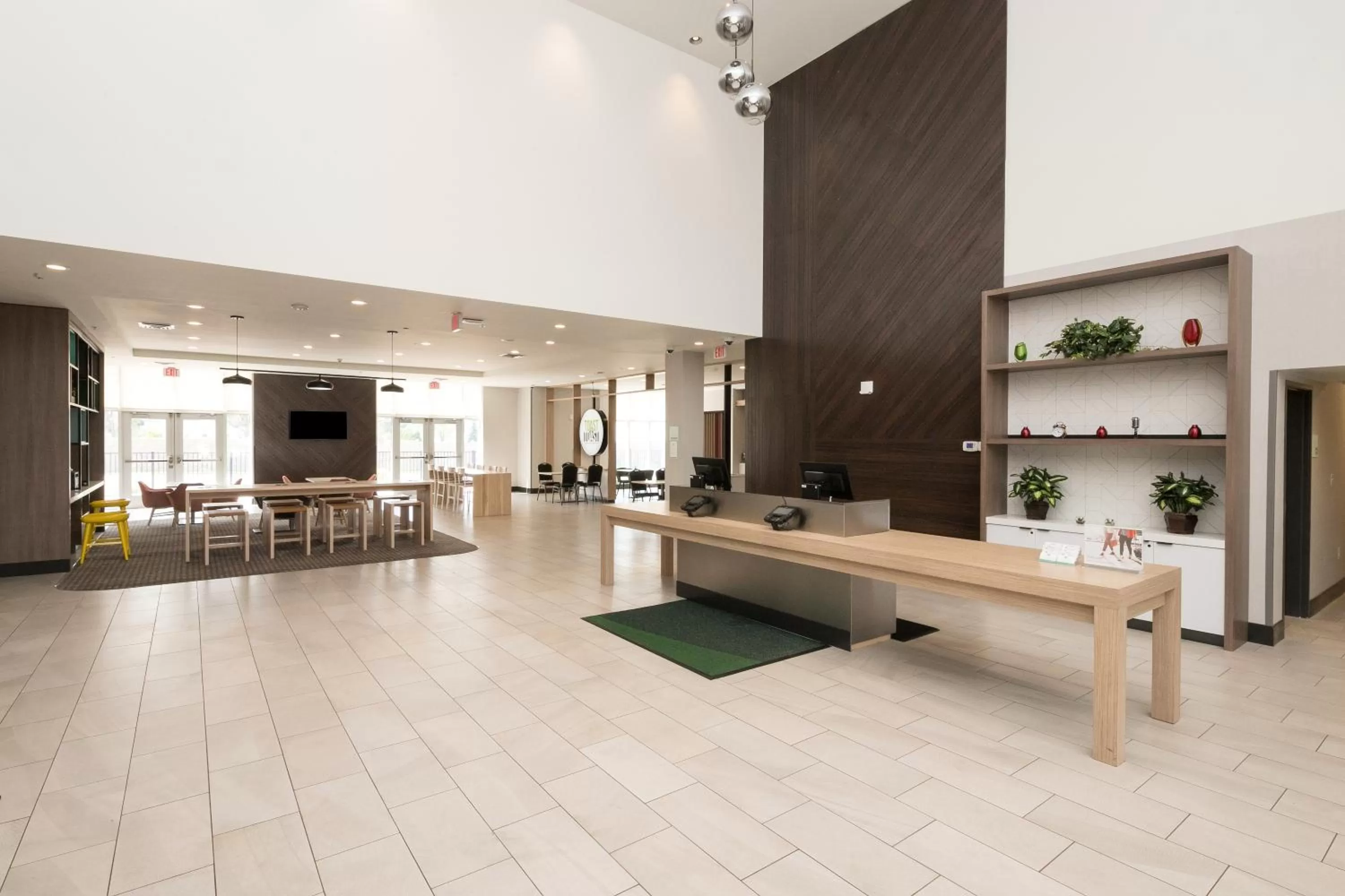 Lobby or reception in Holiday Inn & Suites Detroit - Troy by IHG