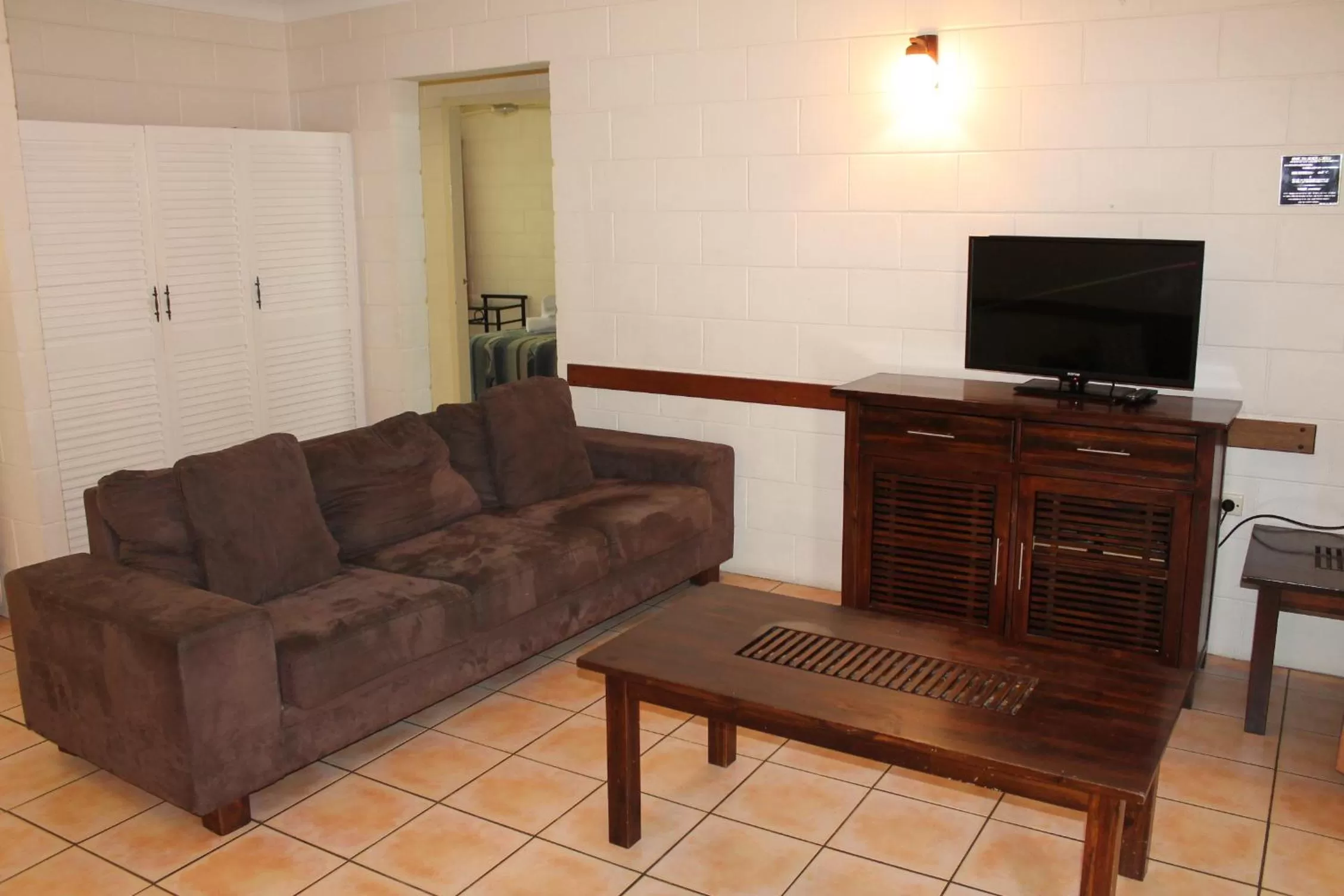 Living room in Oasis Inn Apartments