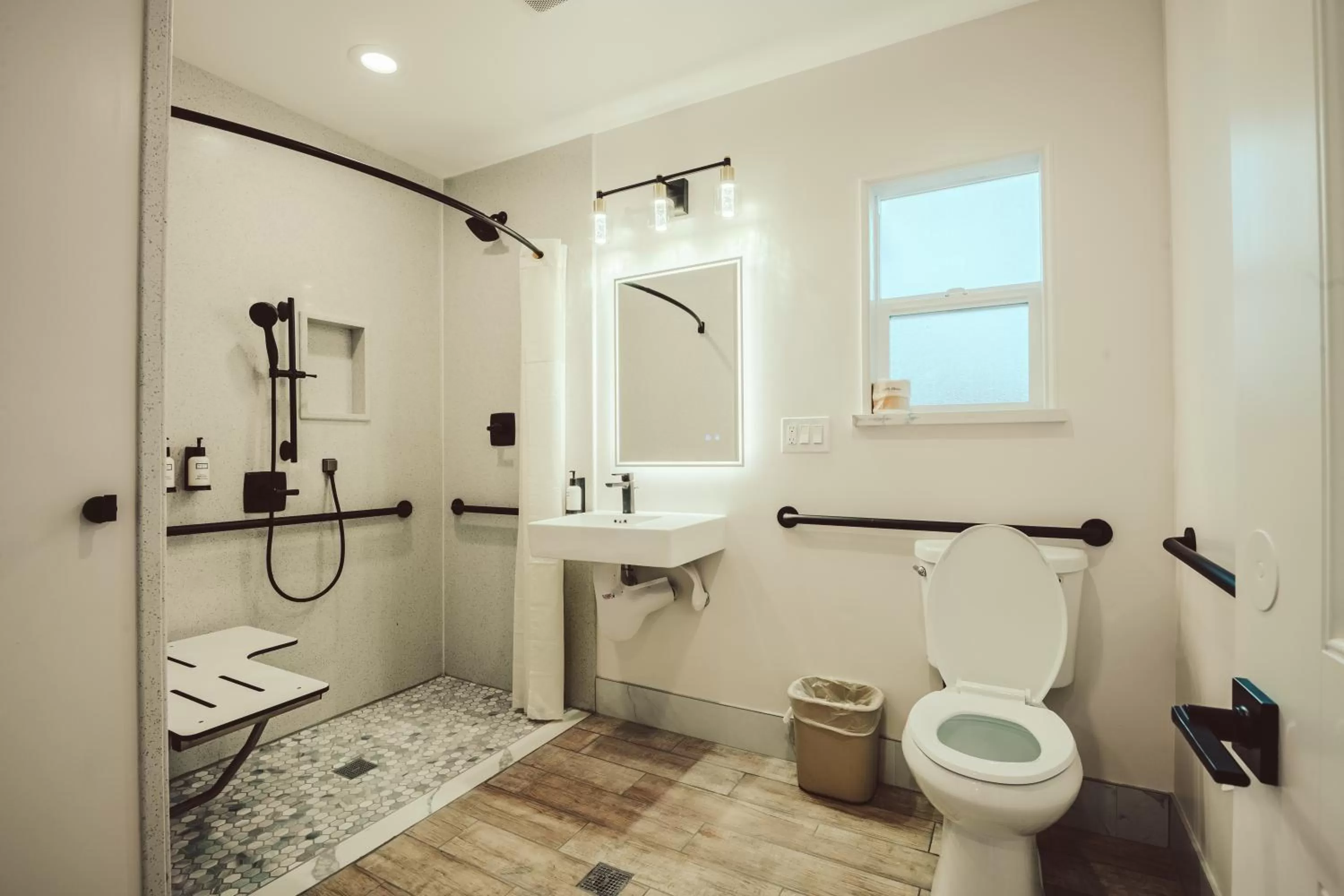 Shower in Blufftop Inn & Suites - Wharf/Restaurant District