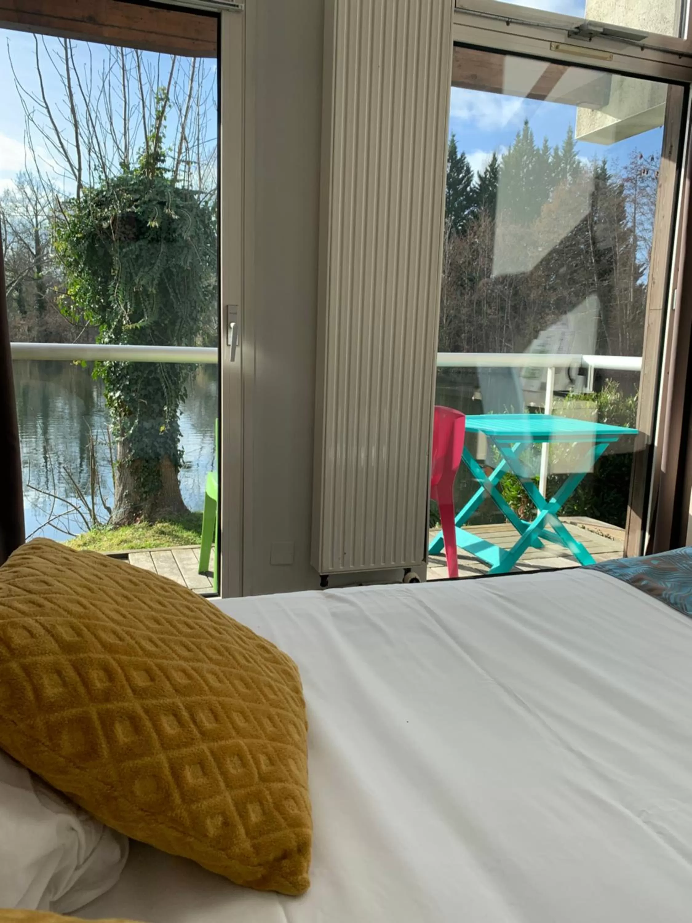 Bedroom, Bed in Hôtel L'ile Du Saussay