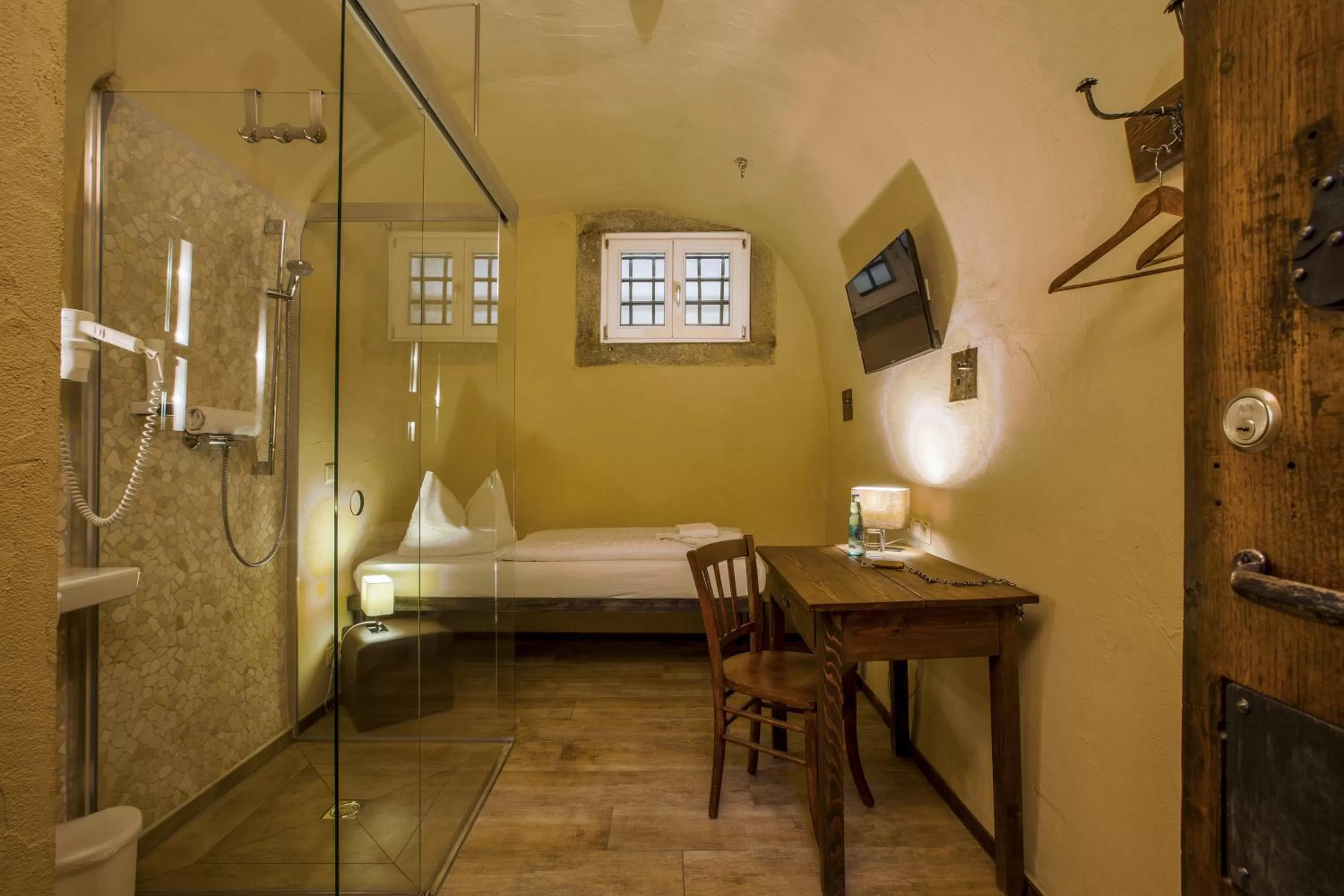 Photo of the whole room, Bed in Knast-Hotel Fronfeste