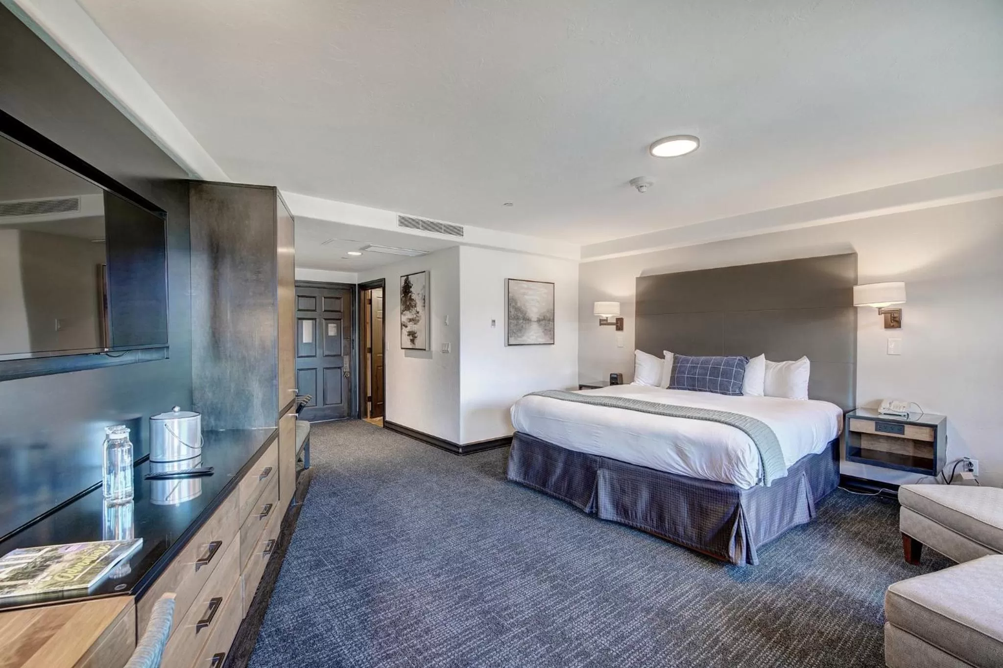 Photo of the whole room, Bed in The Pines Lodge, a RockResort, by Vail Resorts