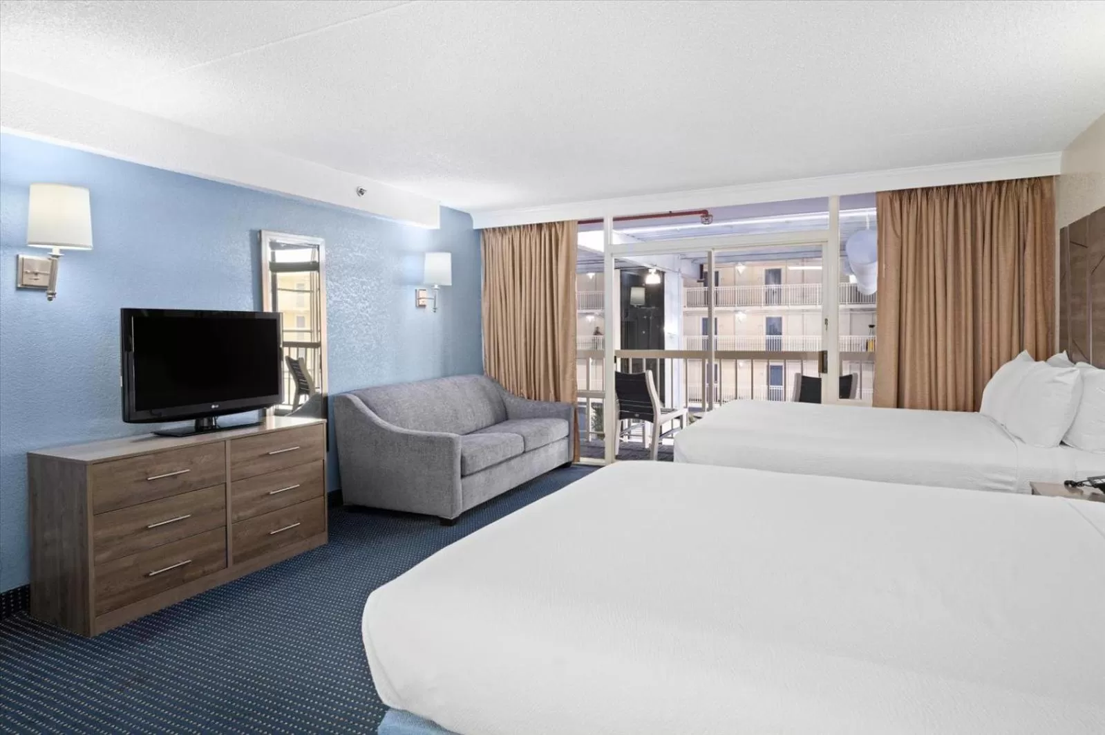 Seating area, Bed in Carousel Resort Hotel and Condominiums