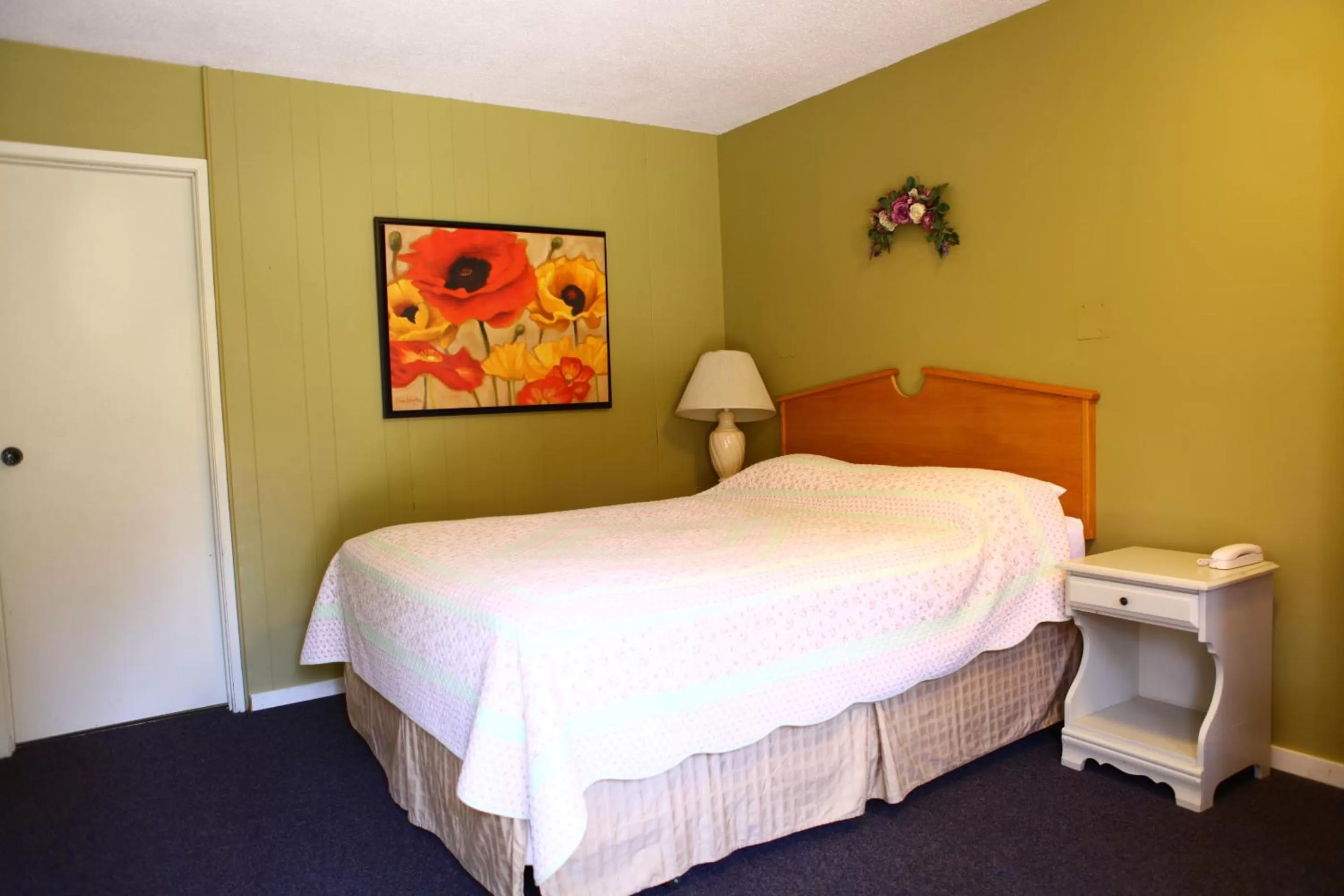 Bed in Swiss Chalets Motel