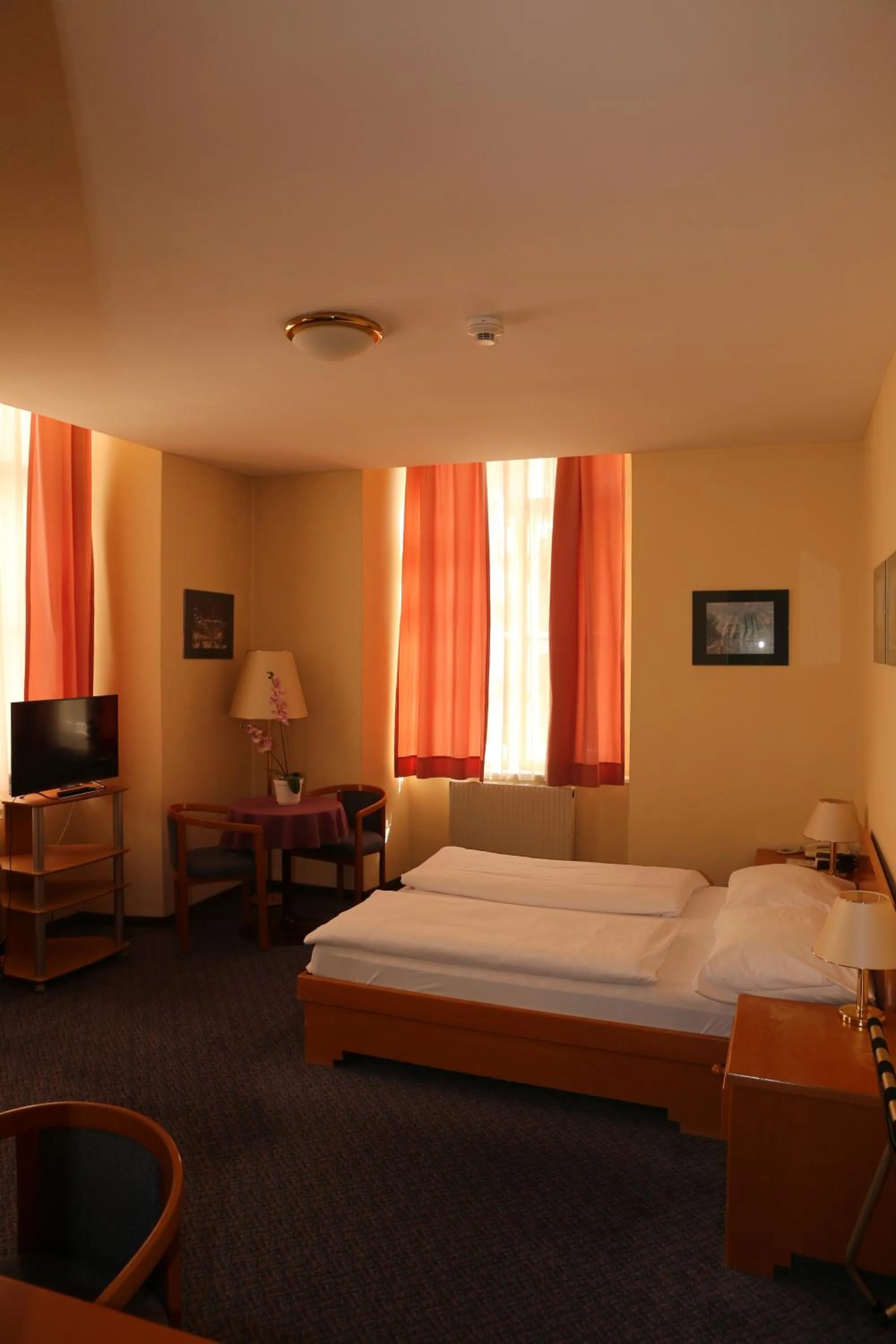 Photo of the whole room, Bed in Hotel Am Schottenpoint