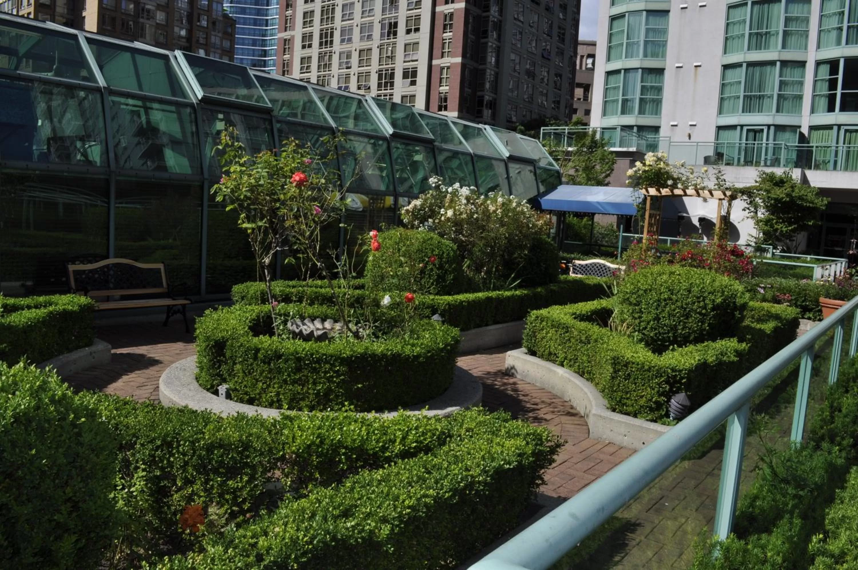 Garden in Rosedale on Robson Suite Hotel