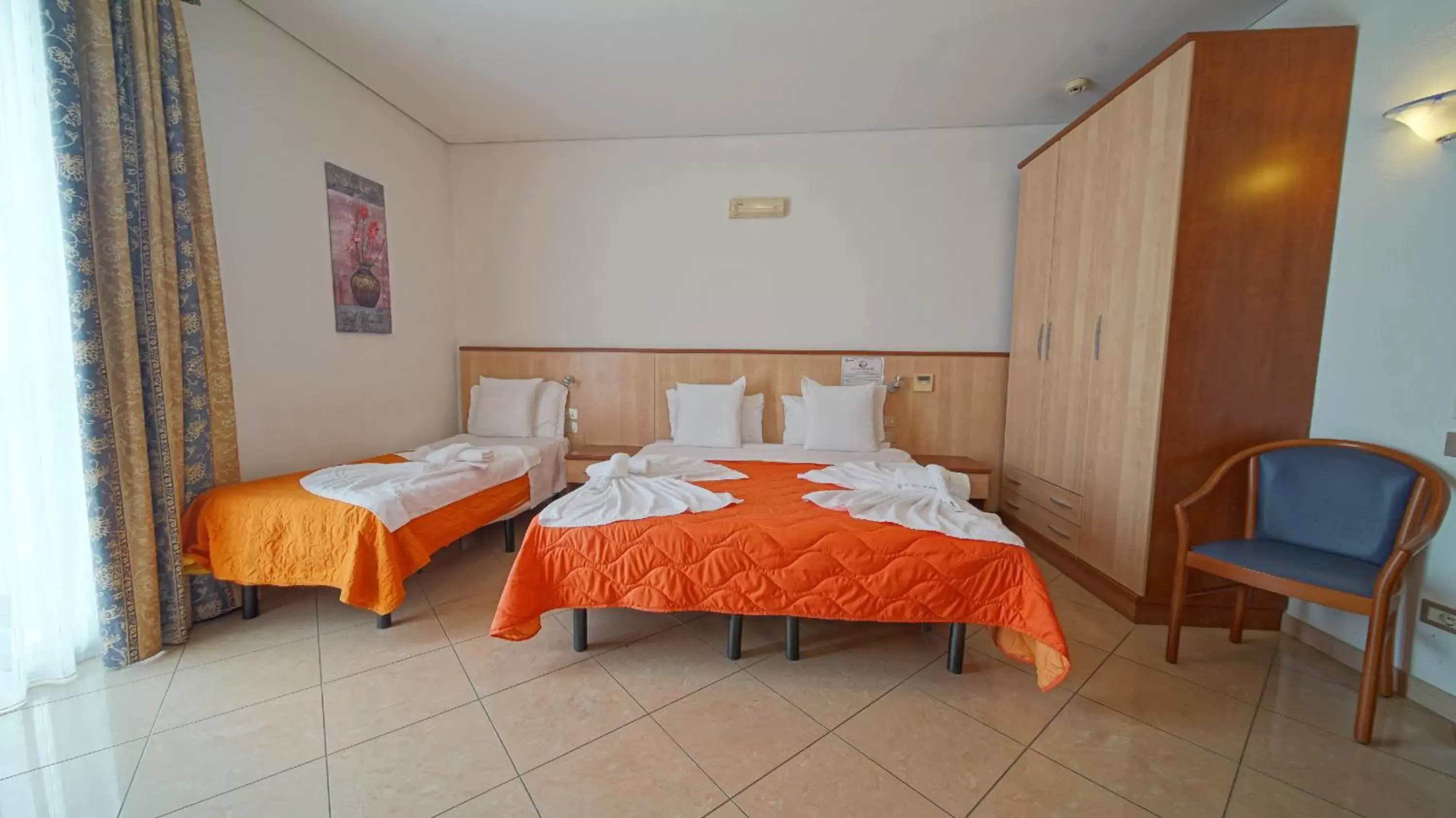 Classic Triple Room in Hotel Nuovo Sole HNS Classic Triple Room in Hotel Nuovo Sole HNS
