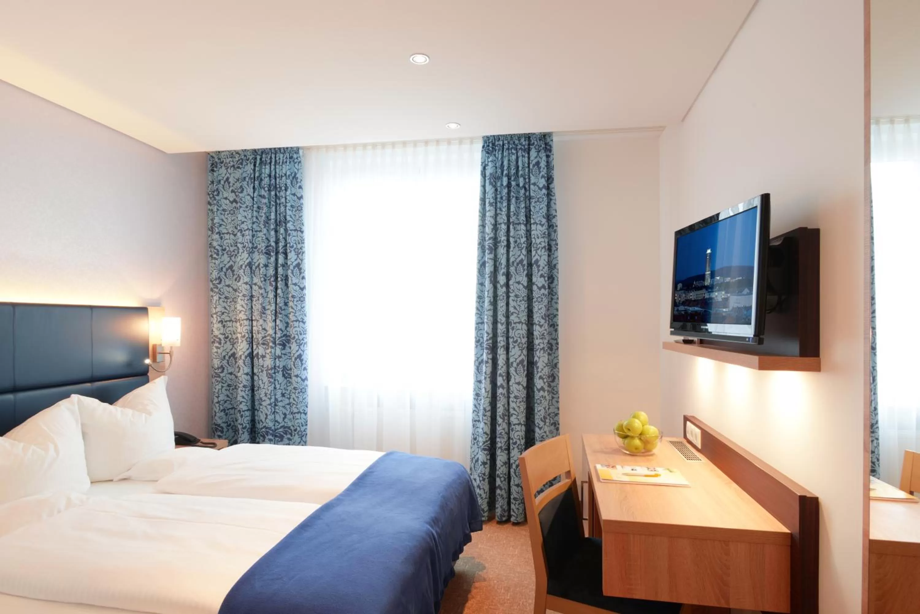 Photo of the whole room, Bed in Ringhotel Loew's Merkur