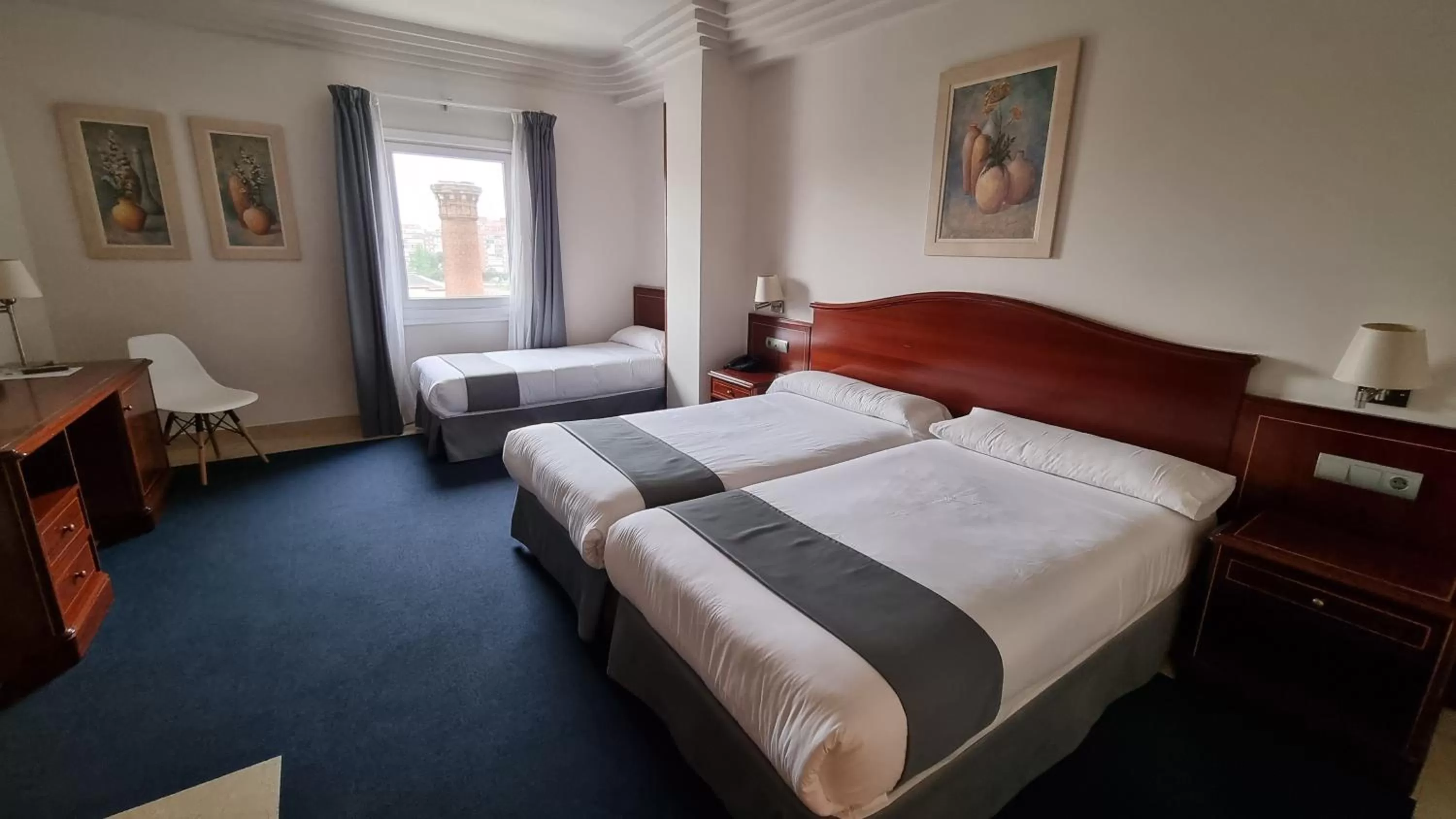 Property building, Bed in Hotel Gran Legazpi