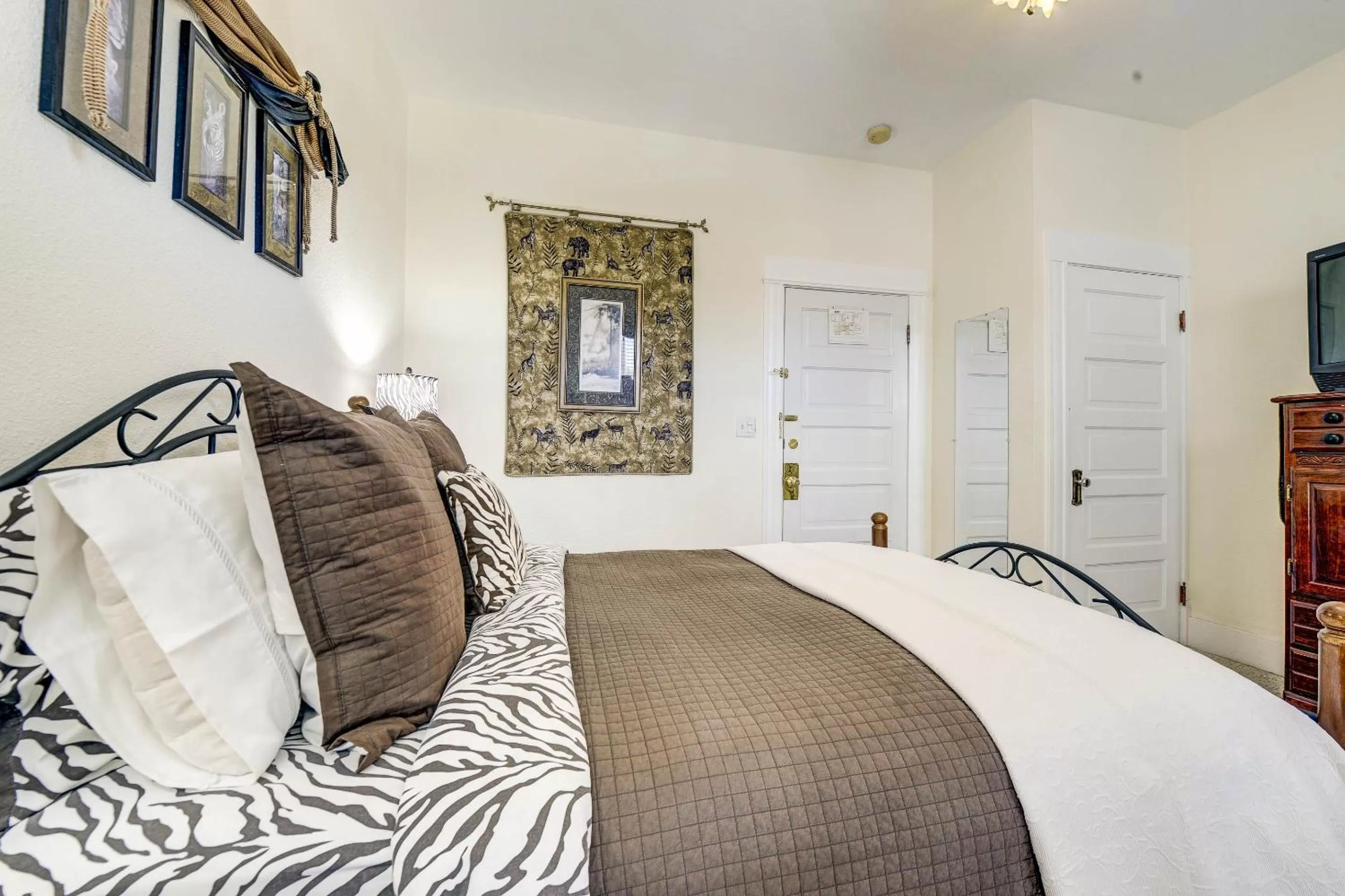 Property building, Bed in The St. Mary's Inn, Bed and Breakfast