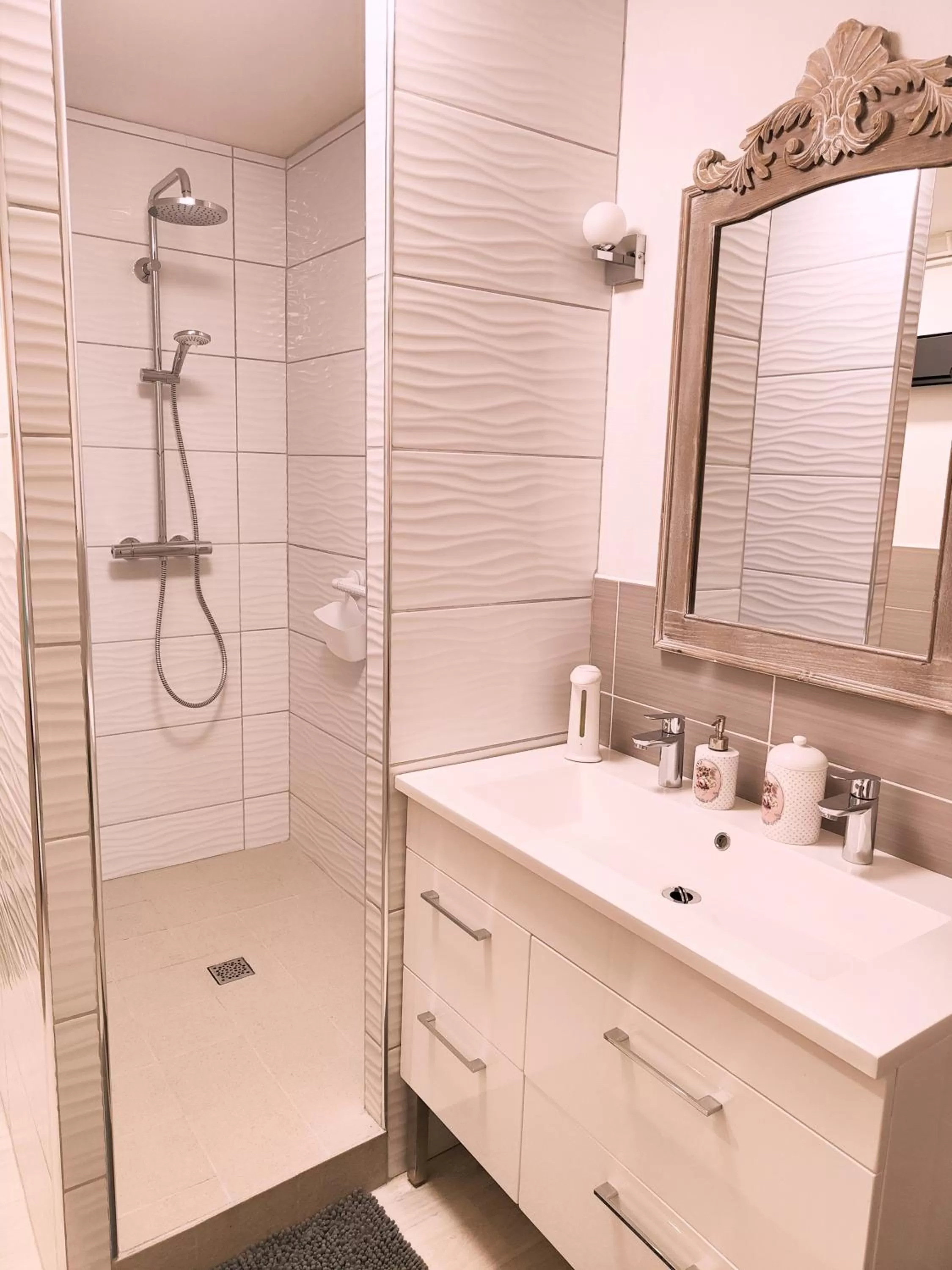 Shower in La Saint Martinoise