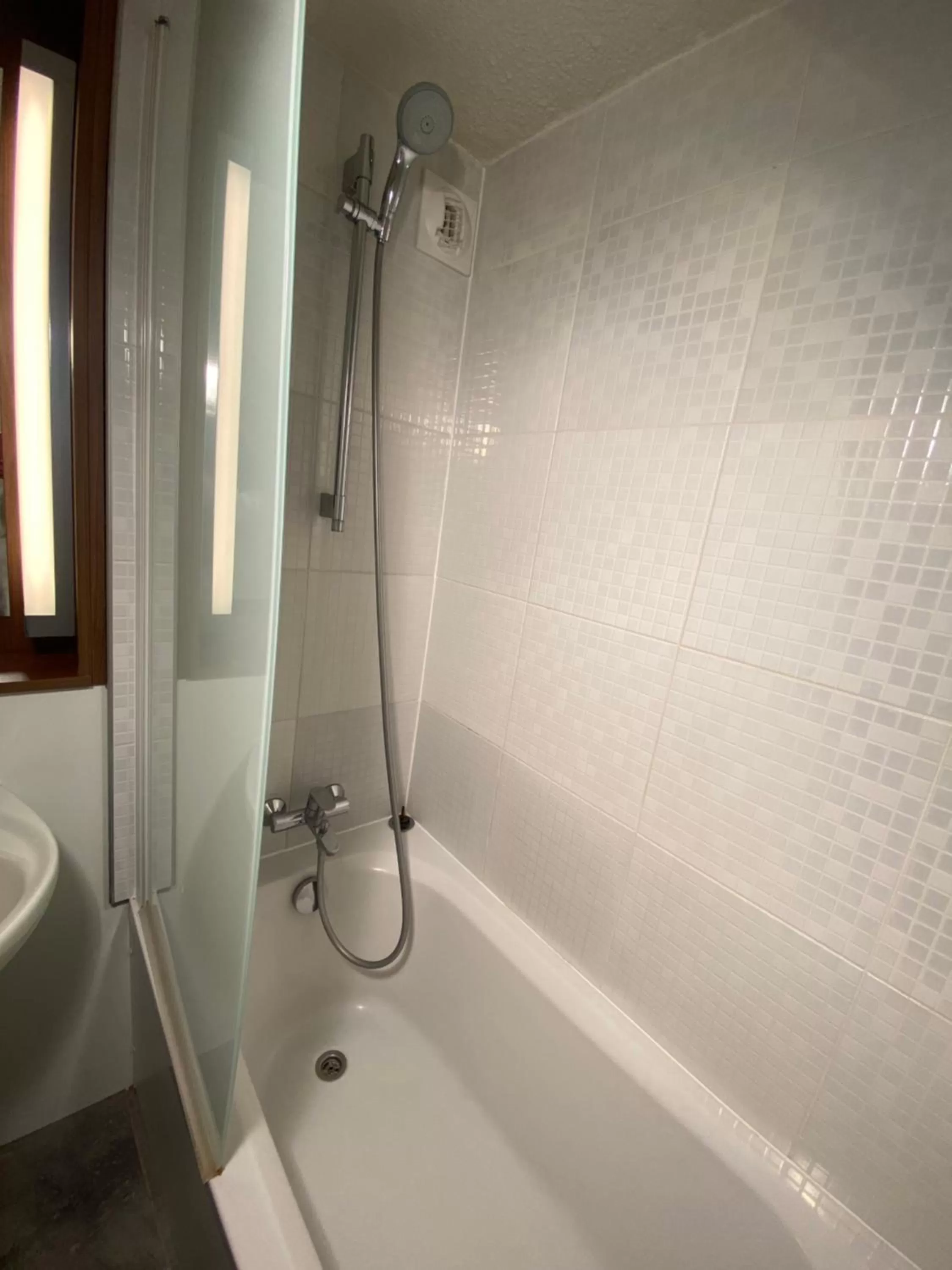 Bathroom in Campanile Nantes ~ Rezé Aéroport