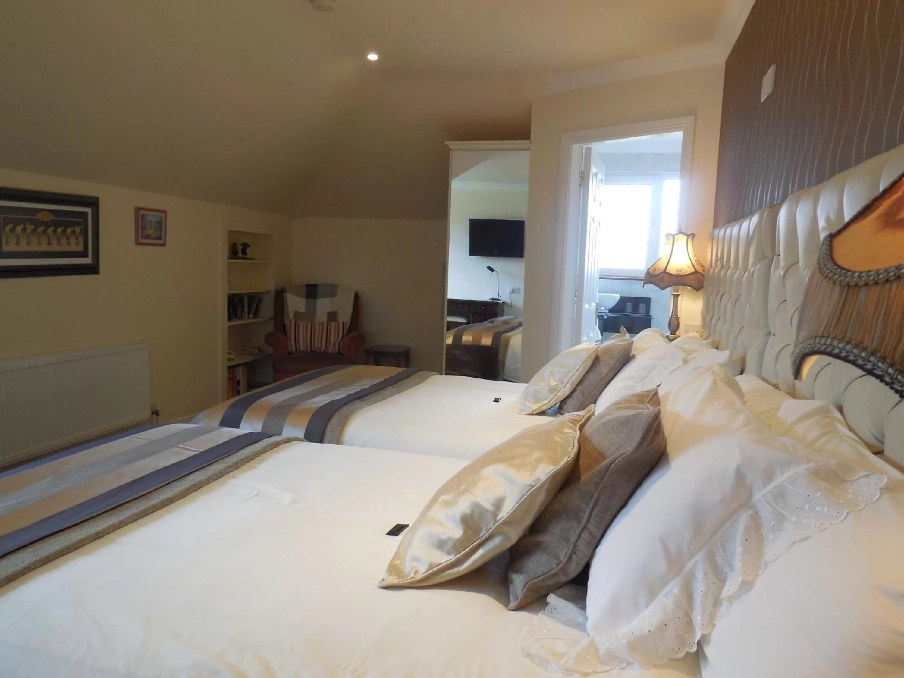 Photo of the whole room, Bed in Crystal Springs B&B