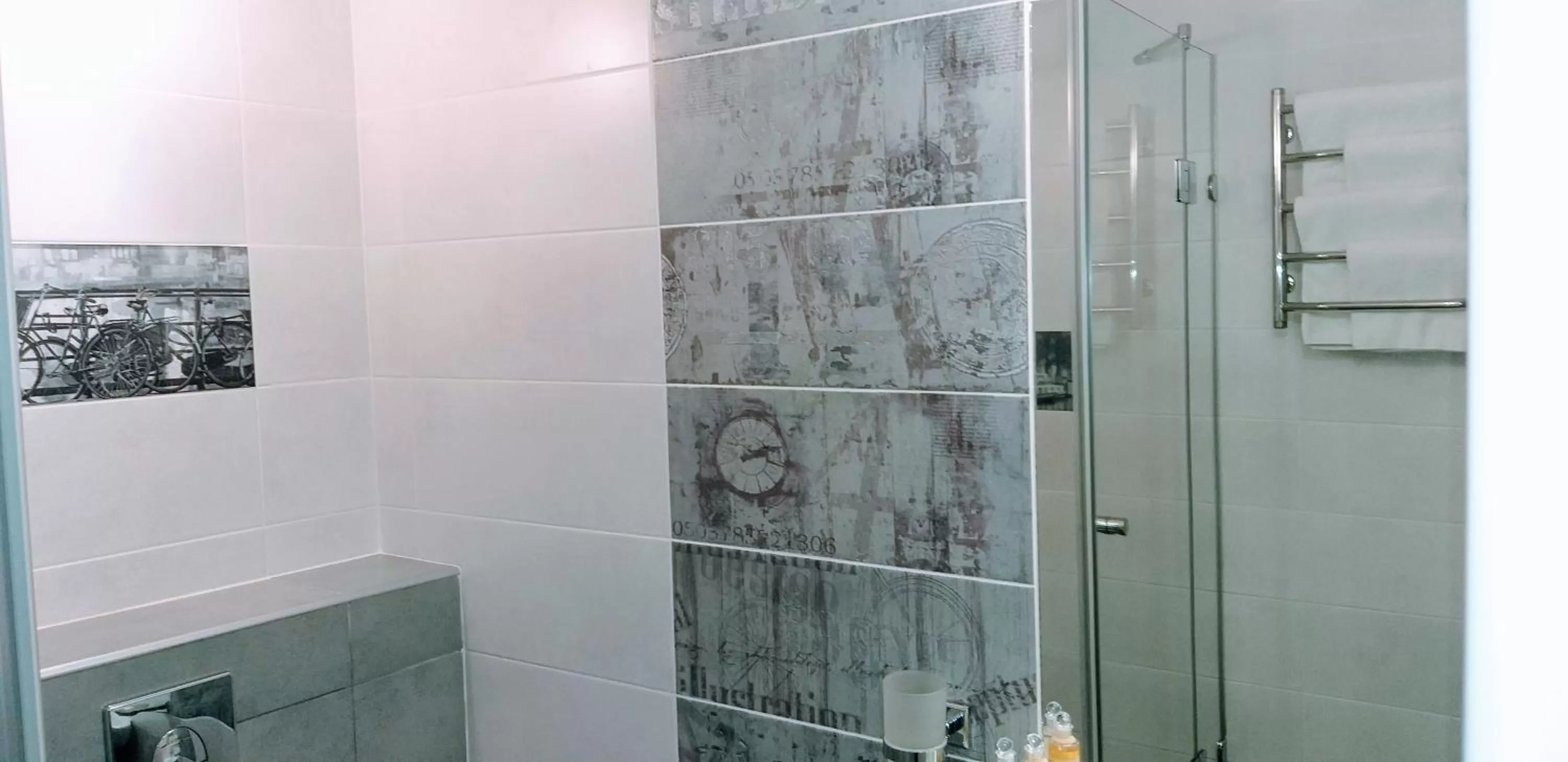 Shower, Bathroom in Shalanda