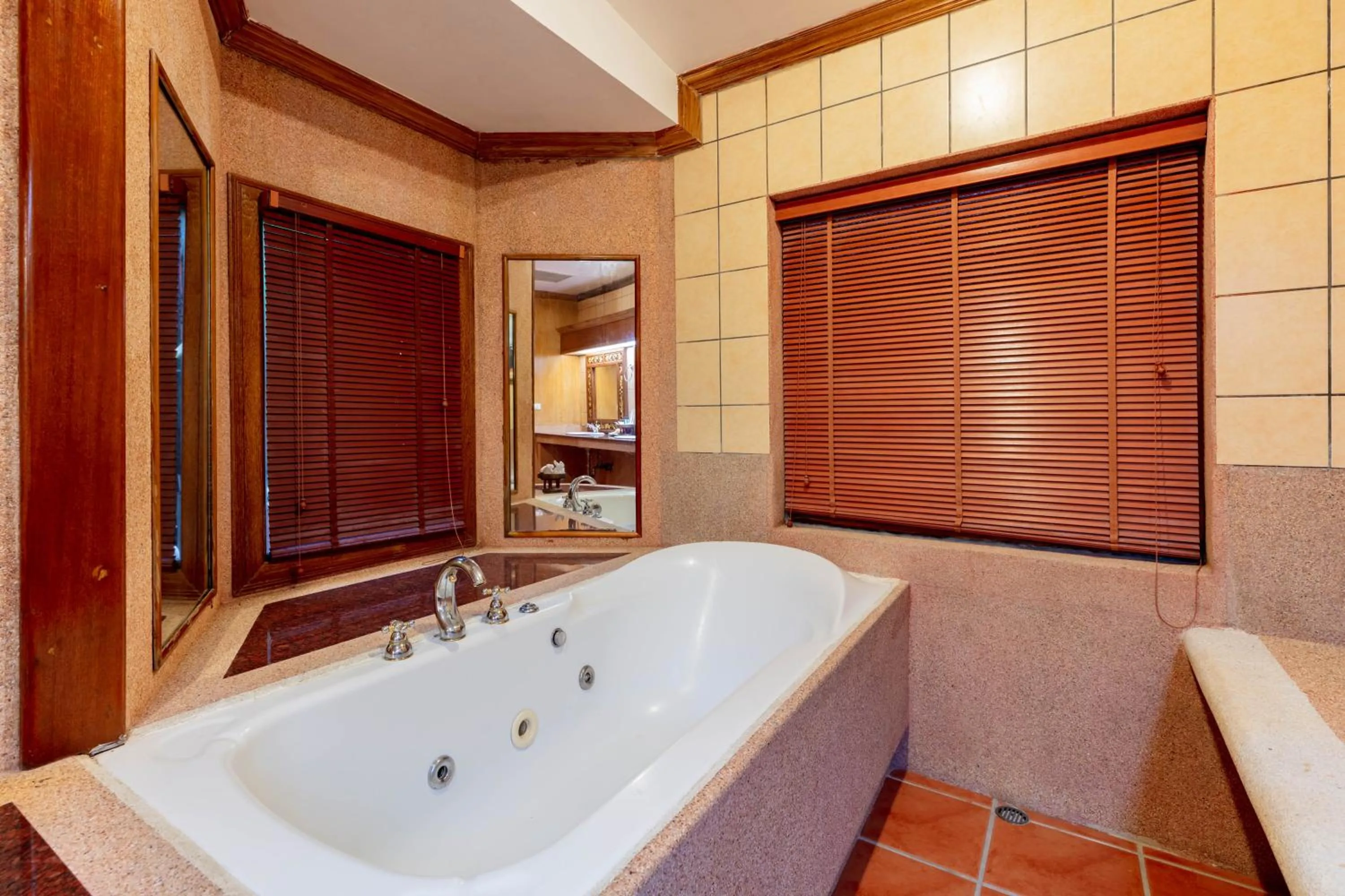 Bathroom in Royal Phawadee Village Patong - 2 Minutes walk to the beach