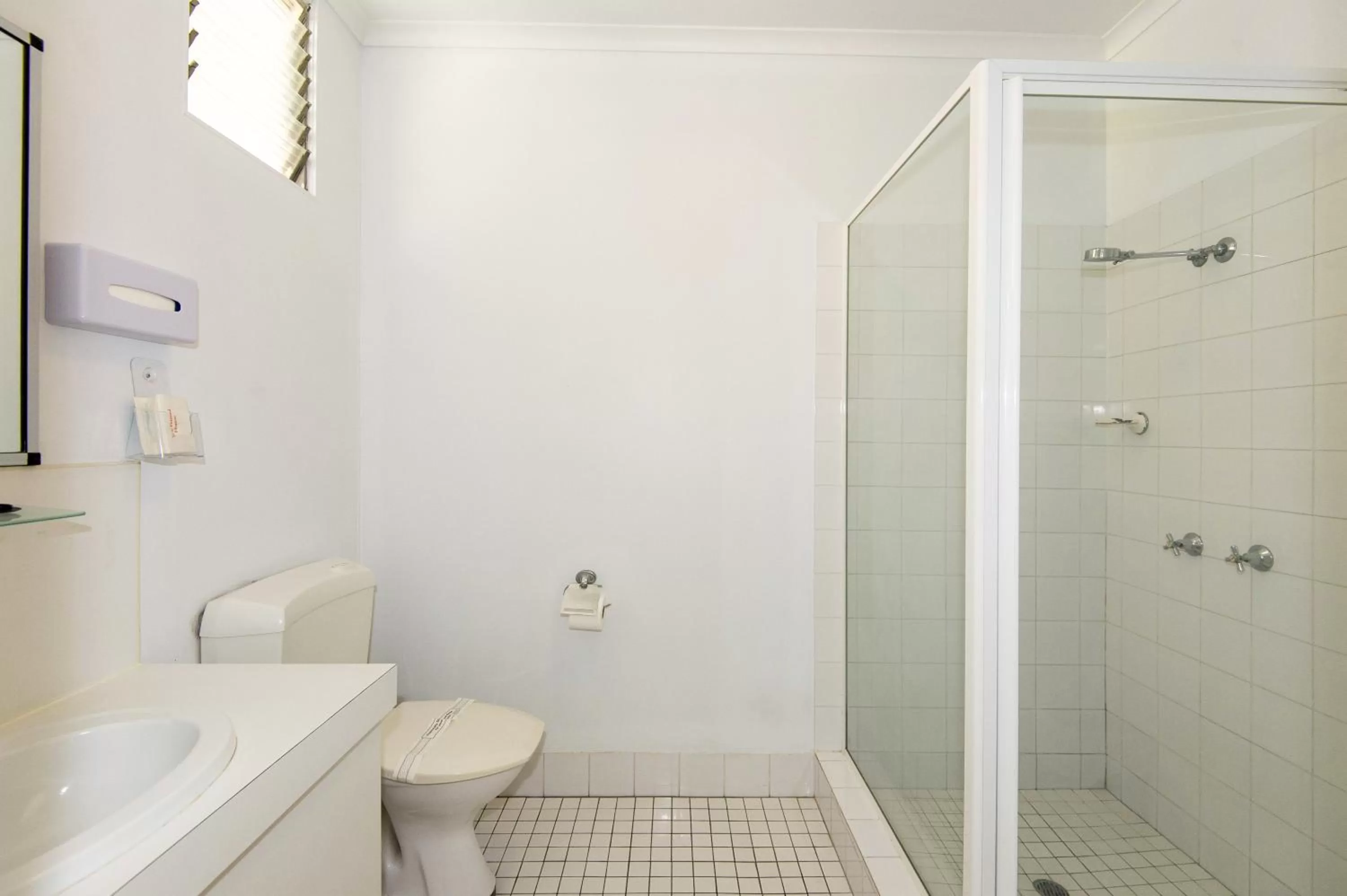 Bathroom in Mid City Motor Inn