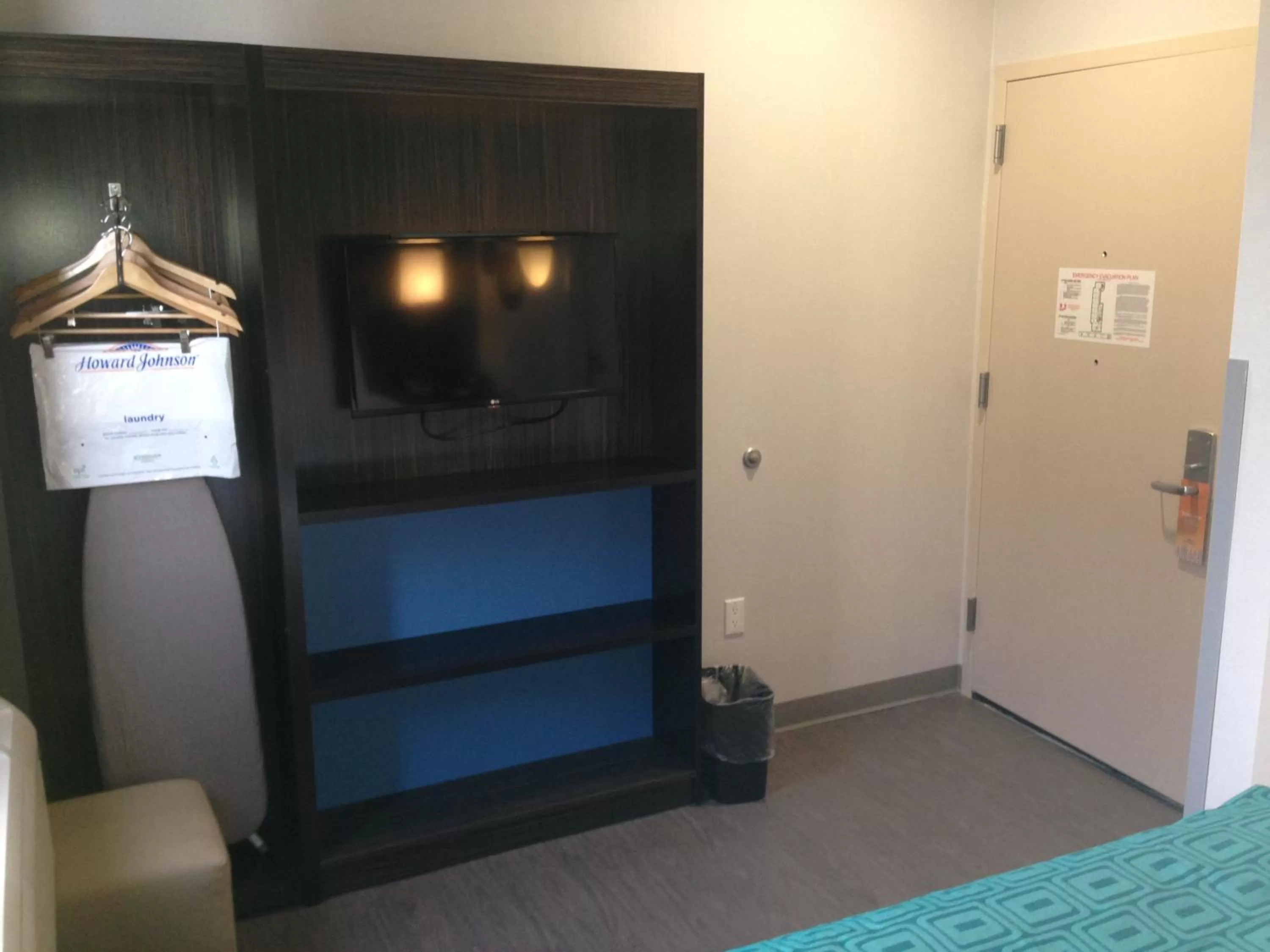 Bedroom, Bed in Rockaway Hotel