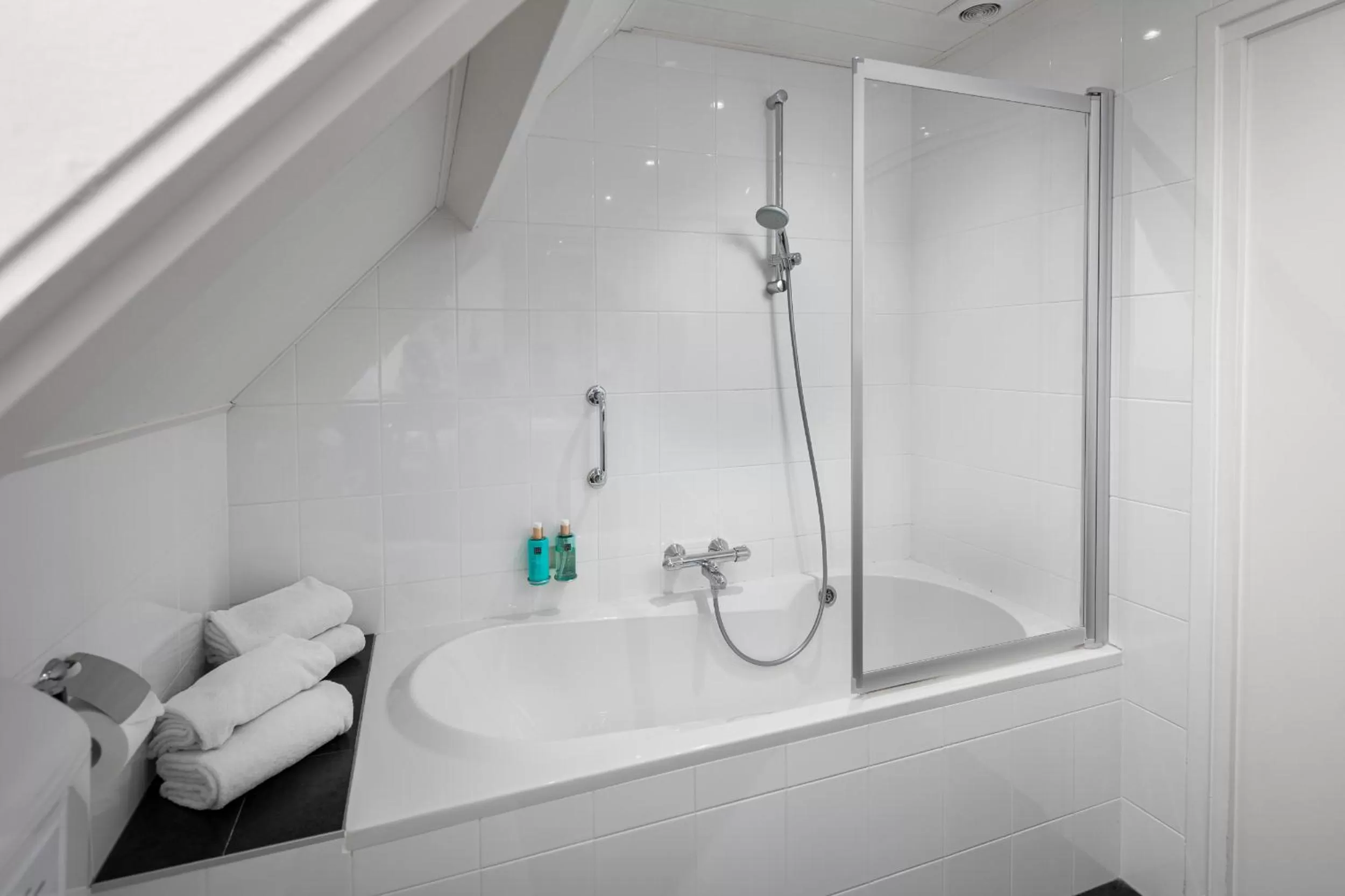 Shower, Bathroom in Strandhotel Domburg