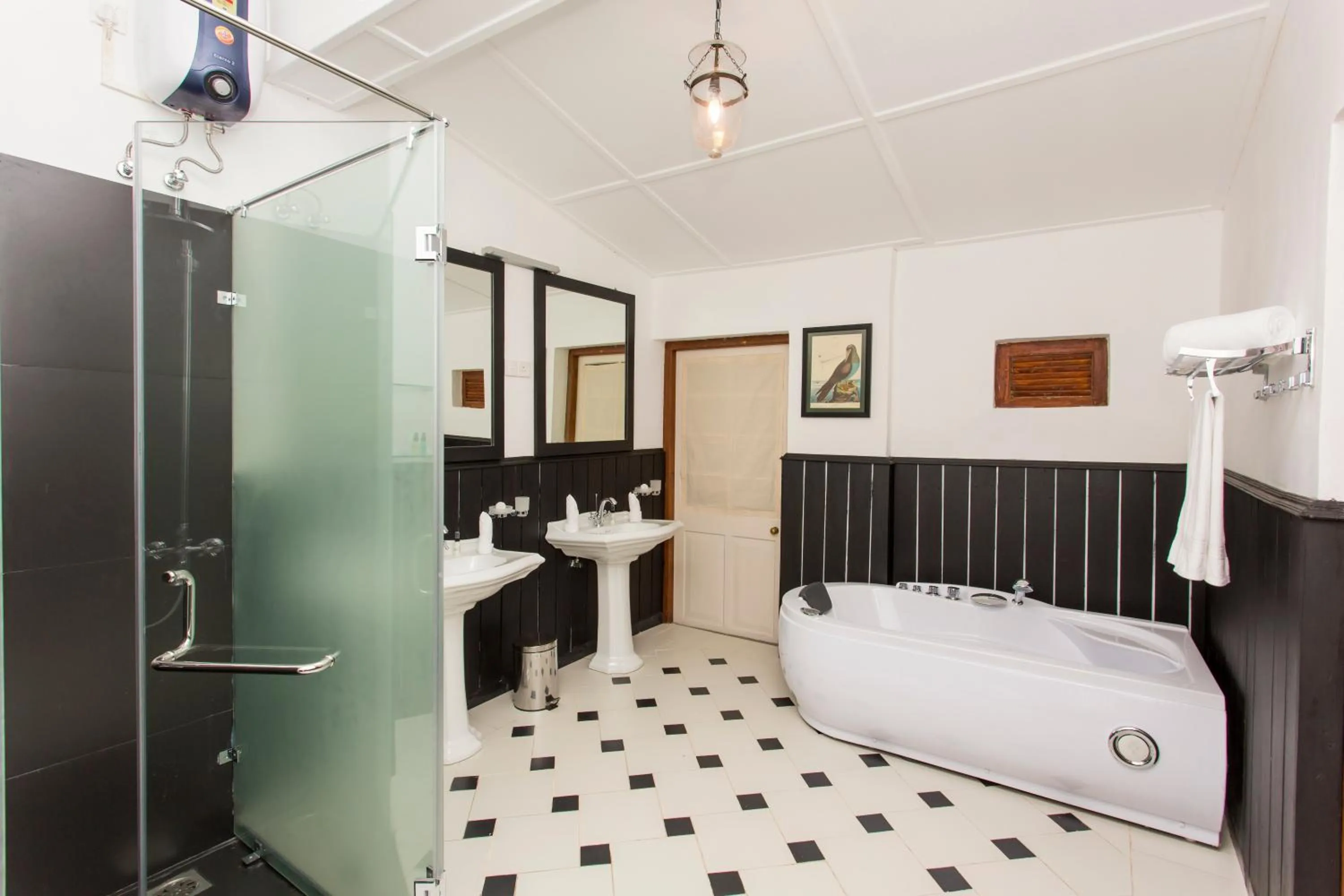 Bathroom, Bed in Mountbatten Bungalow- Thema Collection