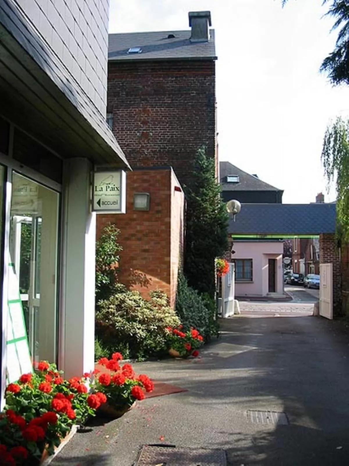 Property building in Hôtel Restaurant La Paix La Robe et le Palais