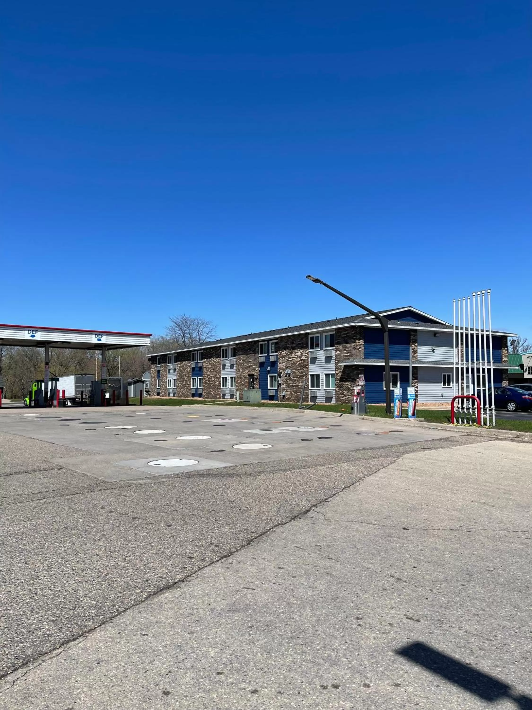 Property building in Valley Inn Shakopee