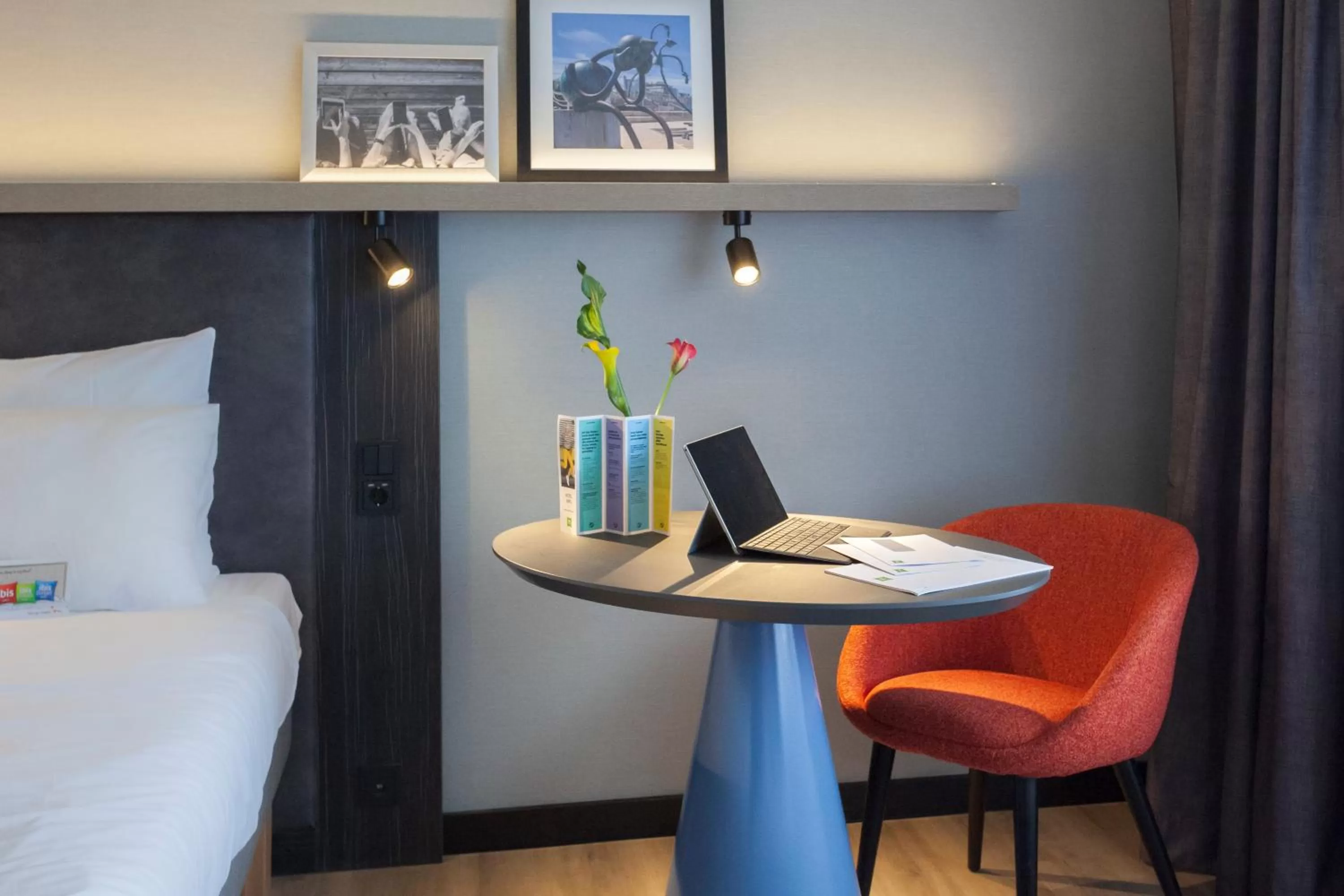 Seating area, Bed in ibis Styles Den Haag Scheveningen