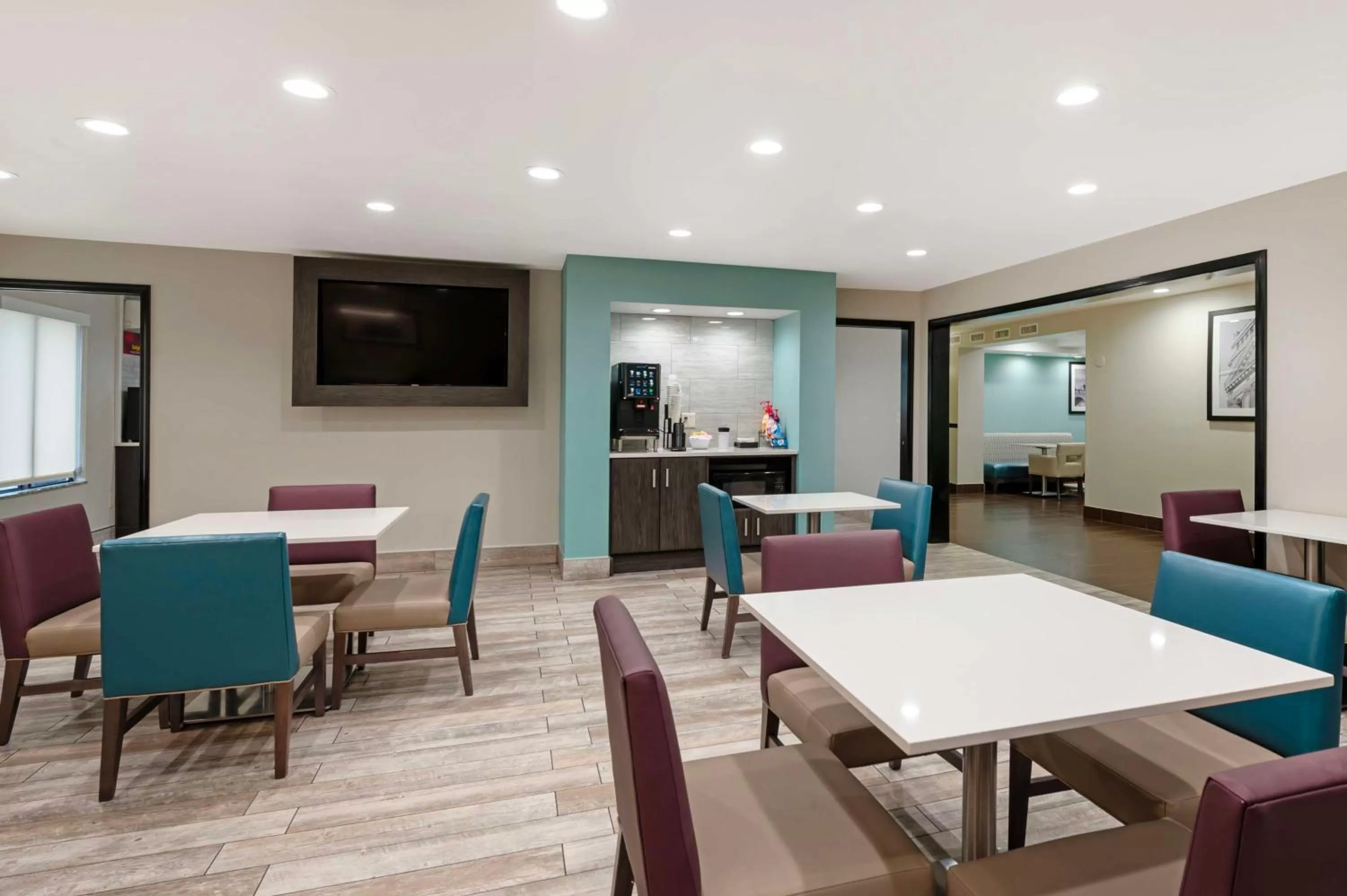 Breakfast in Best Western Plus Greenwood Indy South Inn