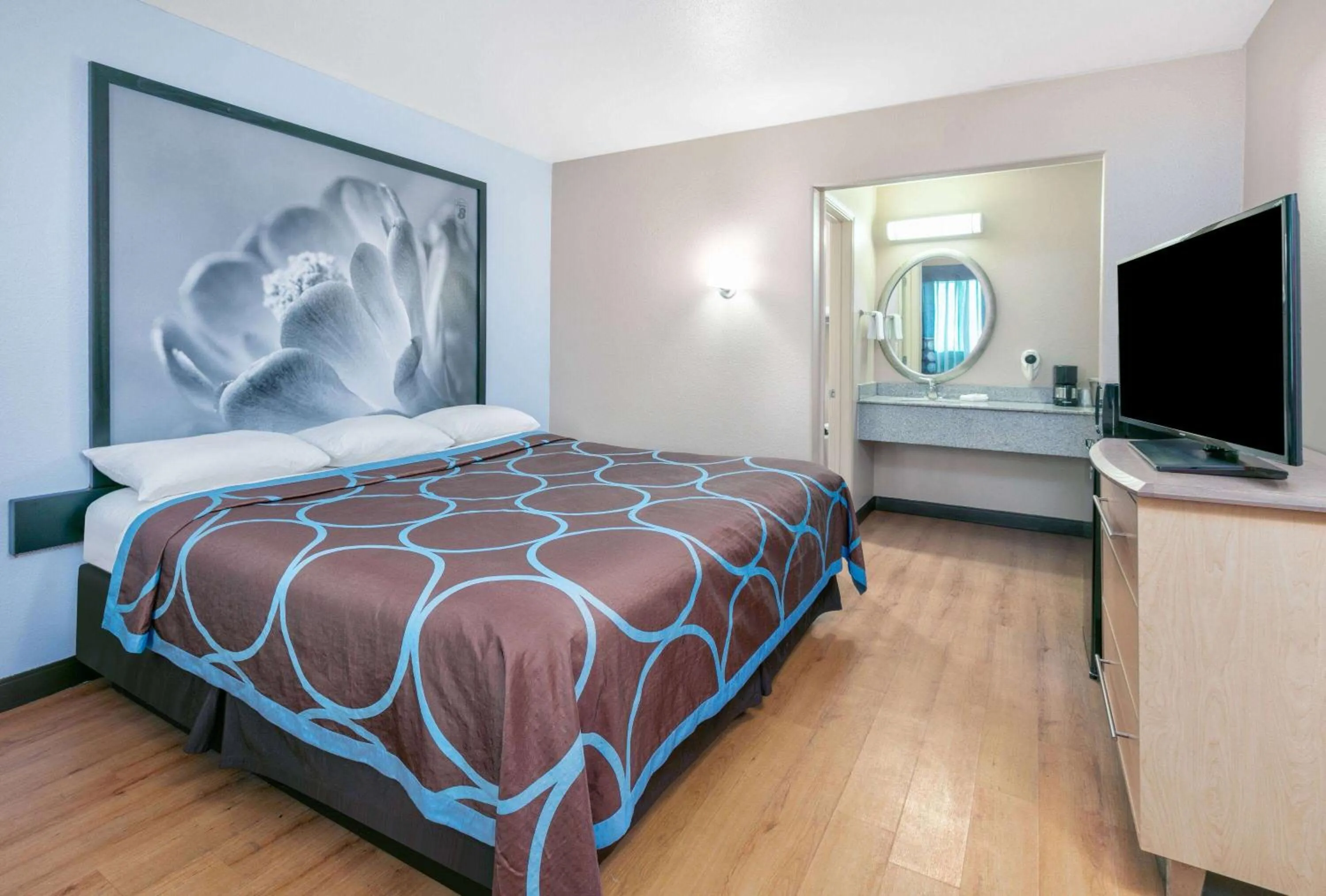 Photo of the whole room, Bed in Super 8 by Wyndham New Braunfels I-35