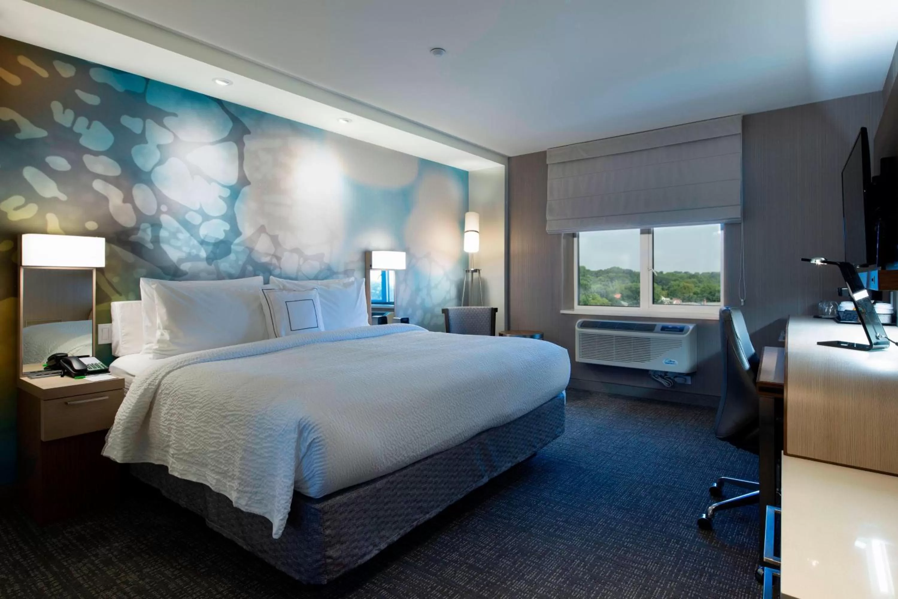 King Room with Roll-in Shower - Mobility and Hearing Accessible in Courtyard by Marriott New York Queens/Fresh Meadows