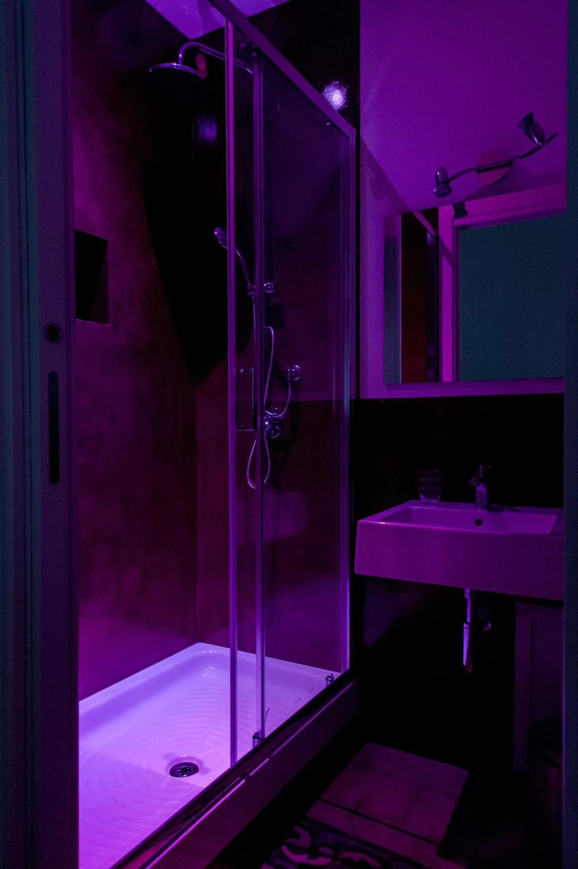 Shower in L'Opera Buffa