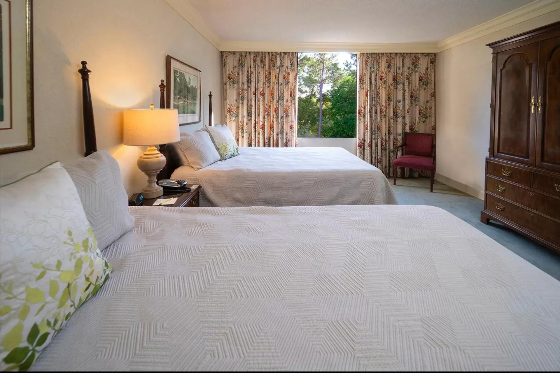 Queen Room with Two Queen Beds in The Inn at Houndslake Queen Room with Two Queen Beds in The Inn at Houndslake