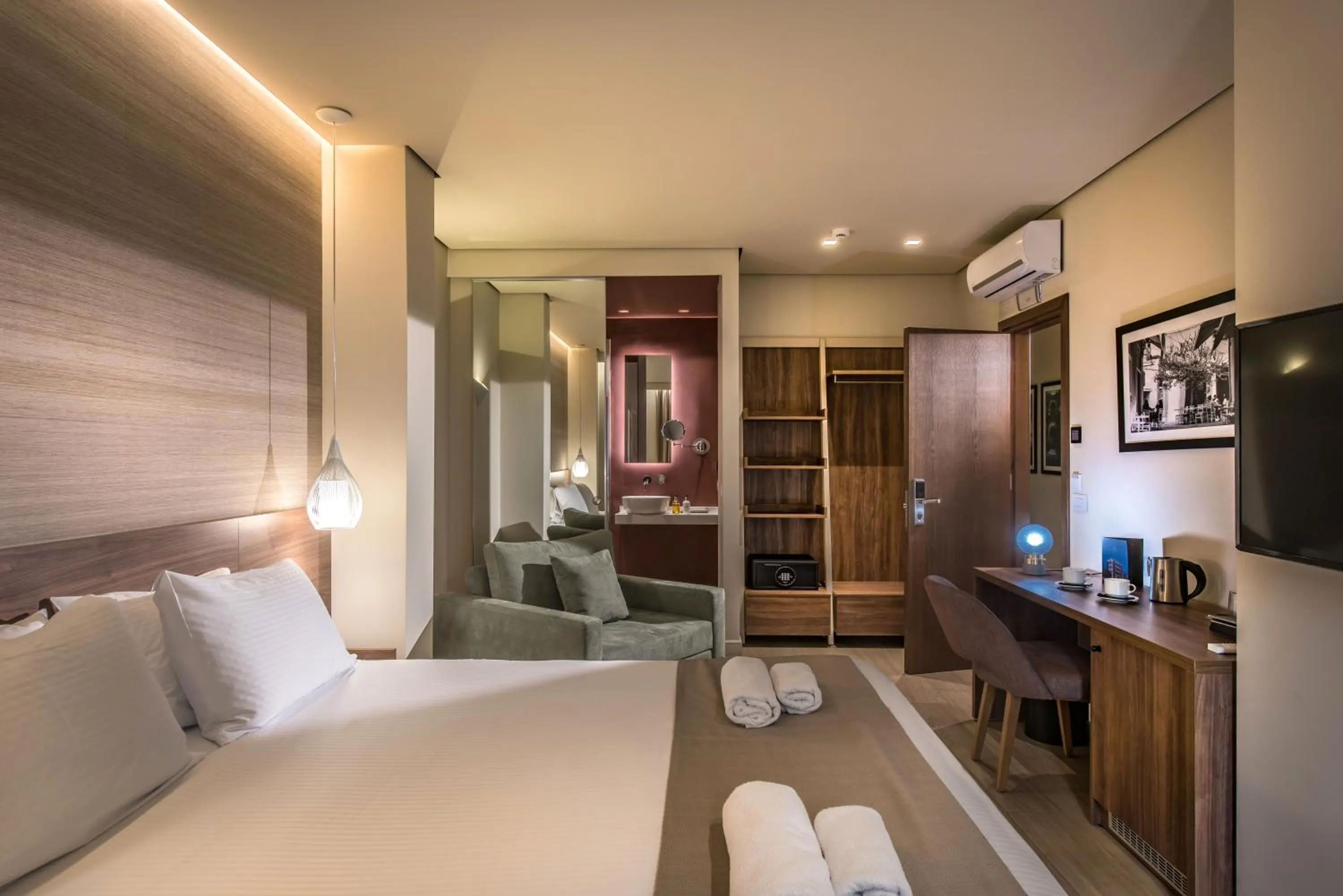 Photo of the whole room, Bed in Metropole Urban Hotel