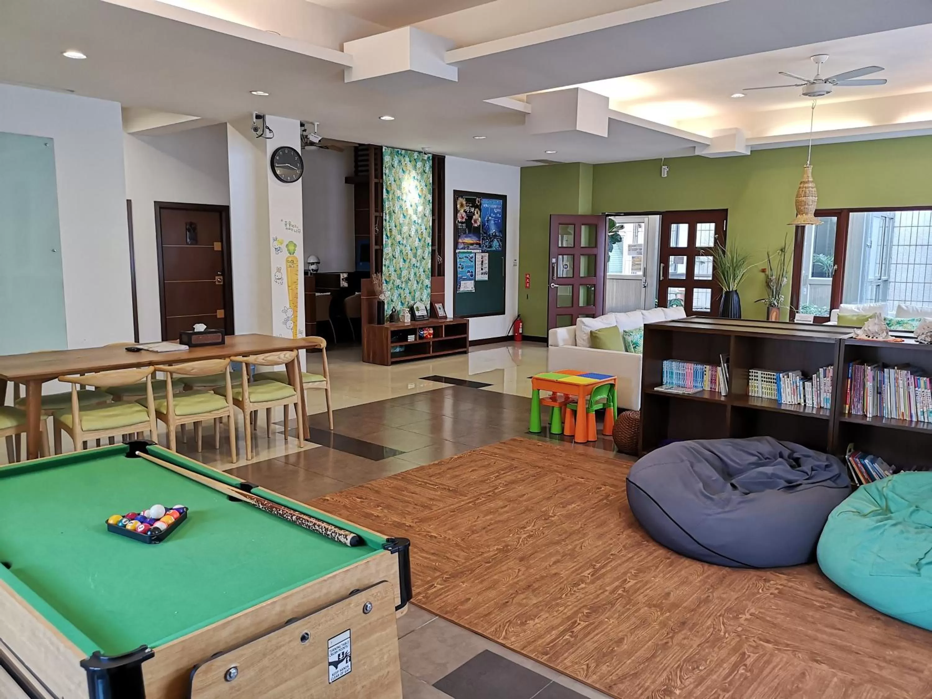 Communal lounge/ TV room in Beachcastle & Sea View Villa