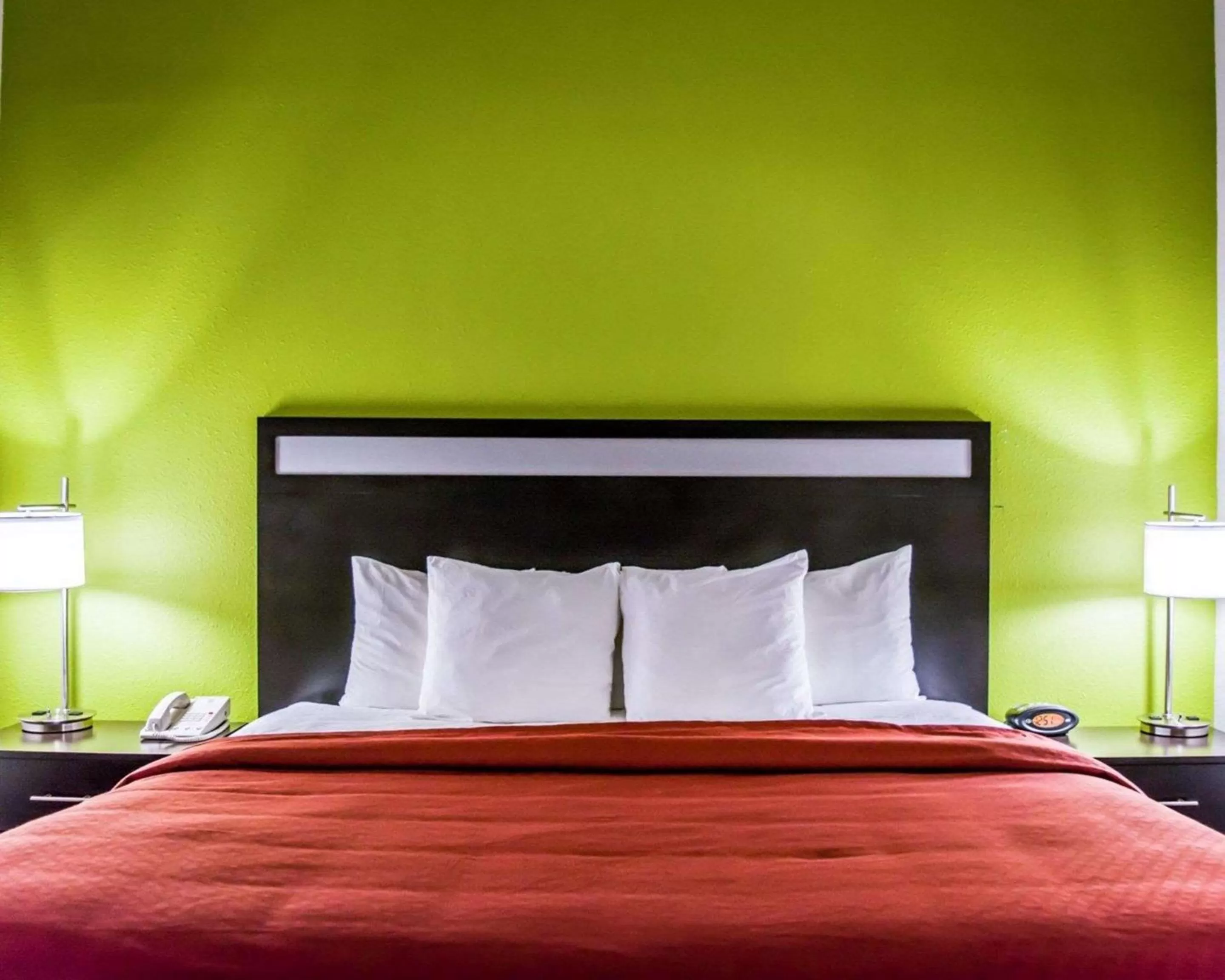 Photo of the whole room, Bed in Quality Suites Fort Myers I-75