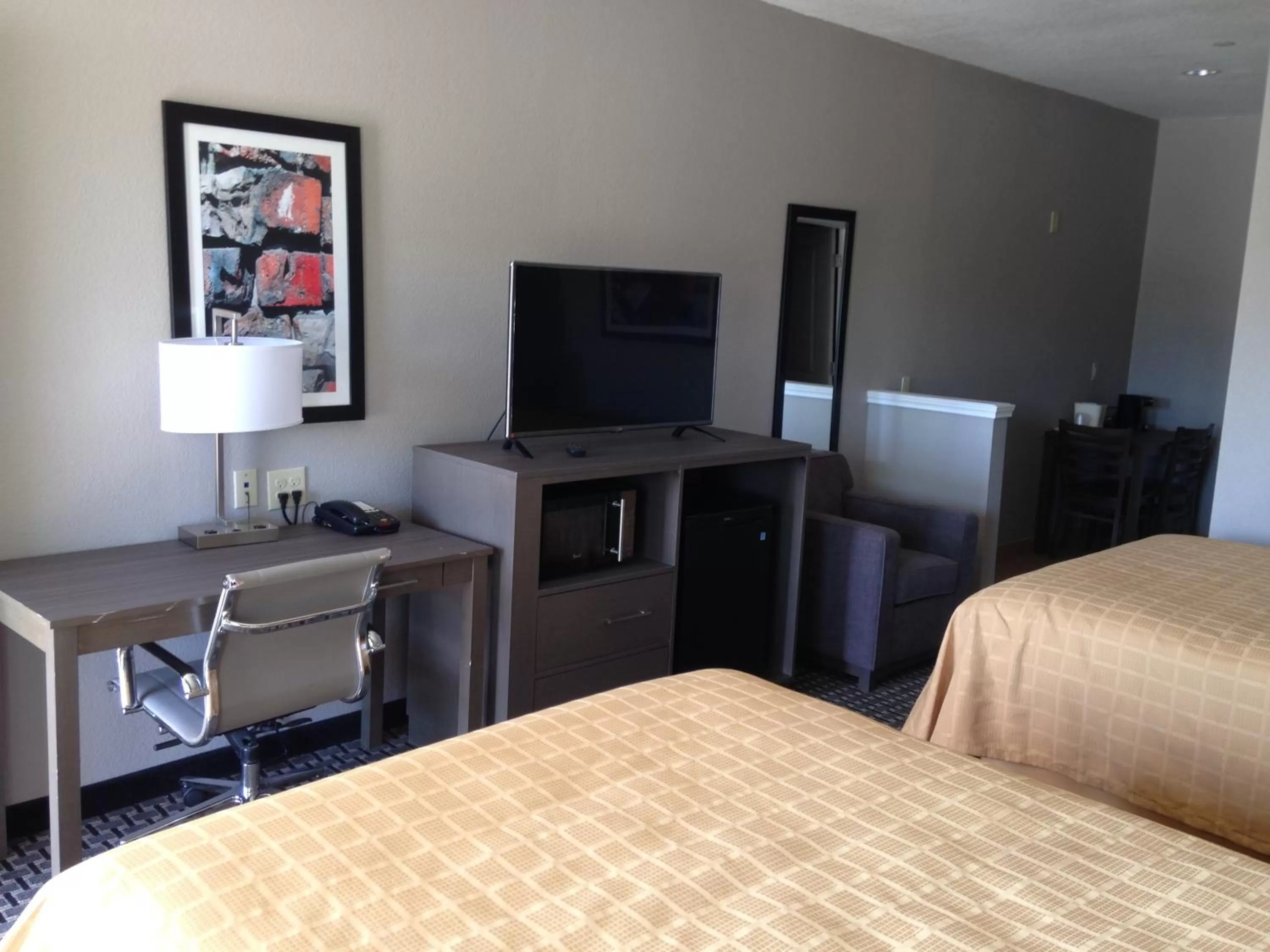 Photo of the whole room, Bed in Scottish Inn & Suites Cotulla, TX