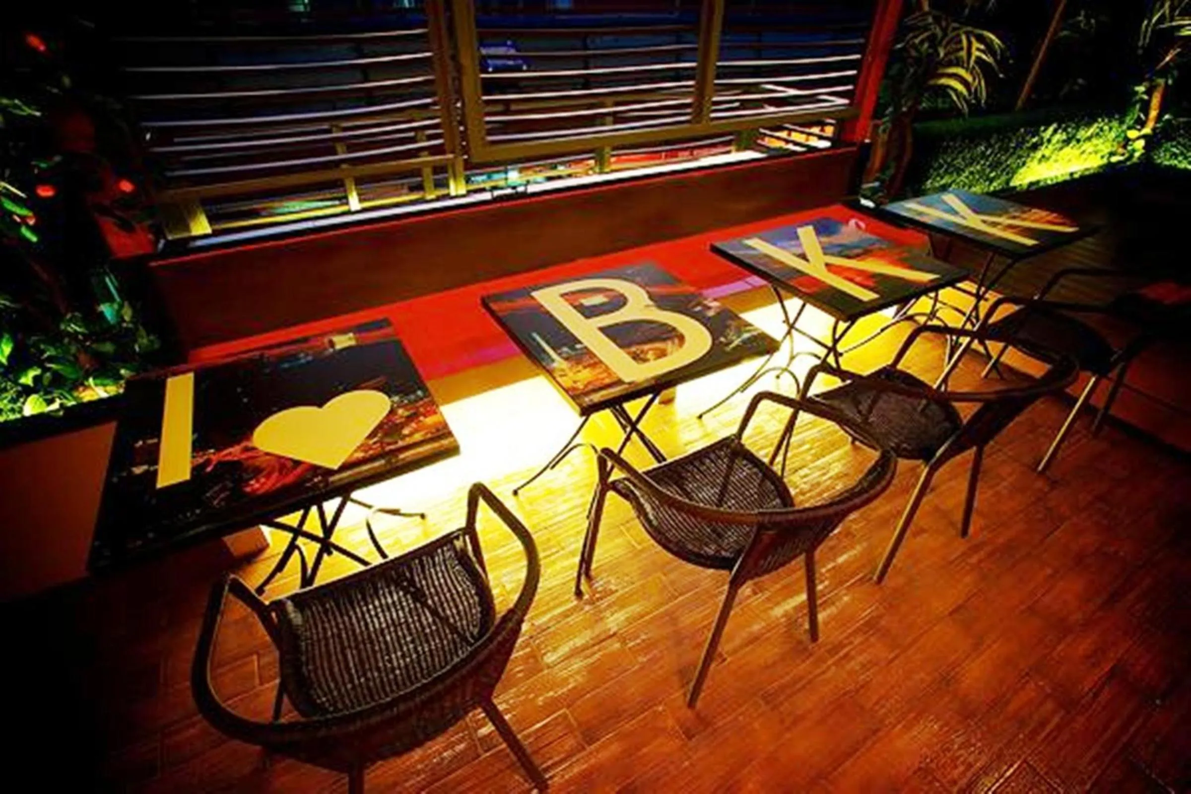 Restaurant/places to eat in Ds67 Suites