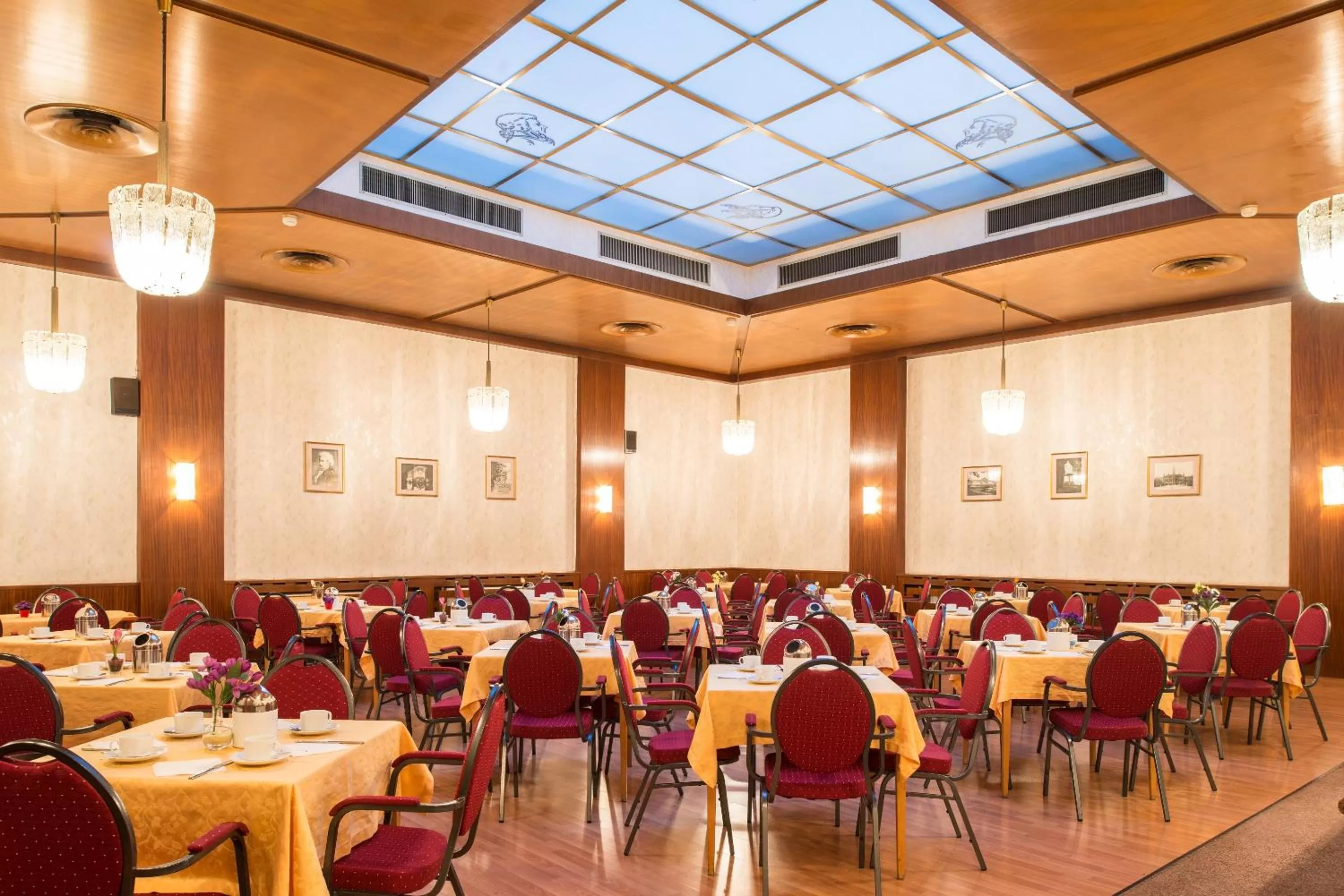 Restaurant/places to eat in Hotel Mozart