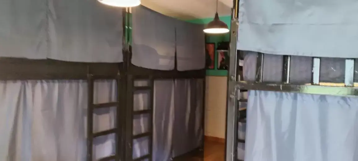 Bed in 8-Bed Mixed Dormitory Room in Whoopers Hostel Manali Bed in 8-Bed Mixed Dormitory Room in Whoopers Hostel Manali