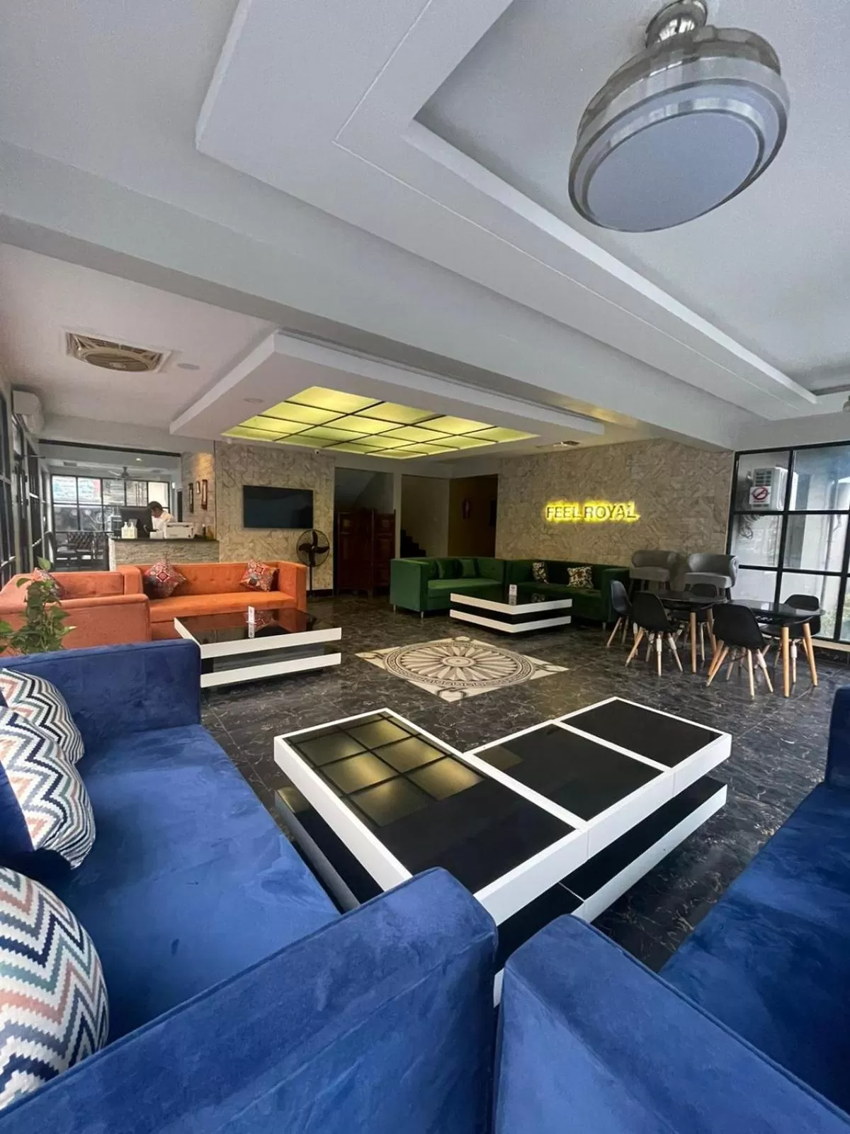 Seating area in Hotel La Orilla Muzaffarabad