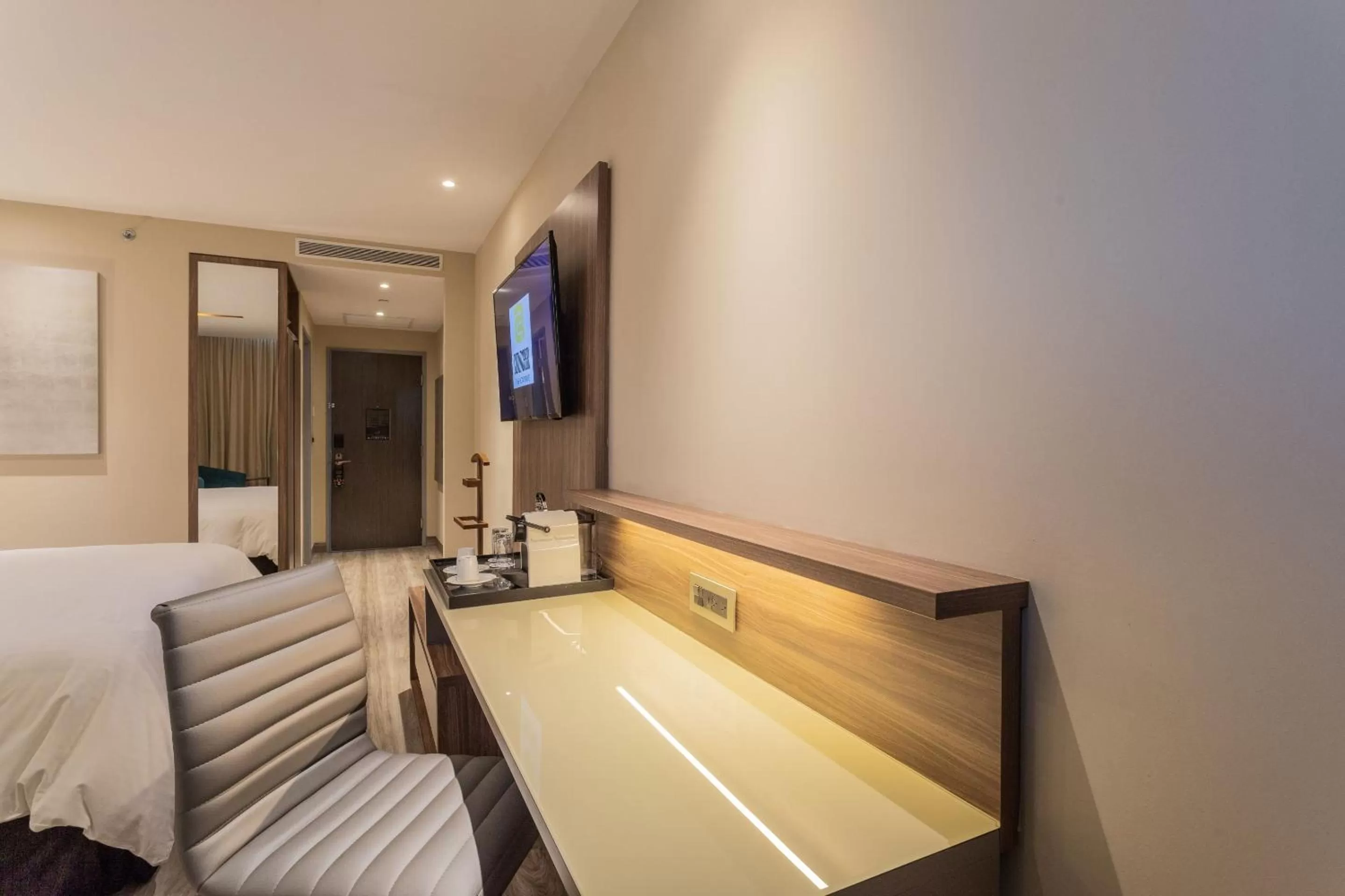 Photo of the whole room, Bed in Camino Real Fashion Drive Monterrey