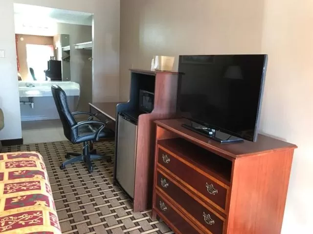 King Room - Non-Smoking in Rodeway Inn