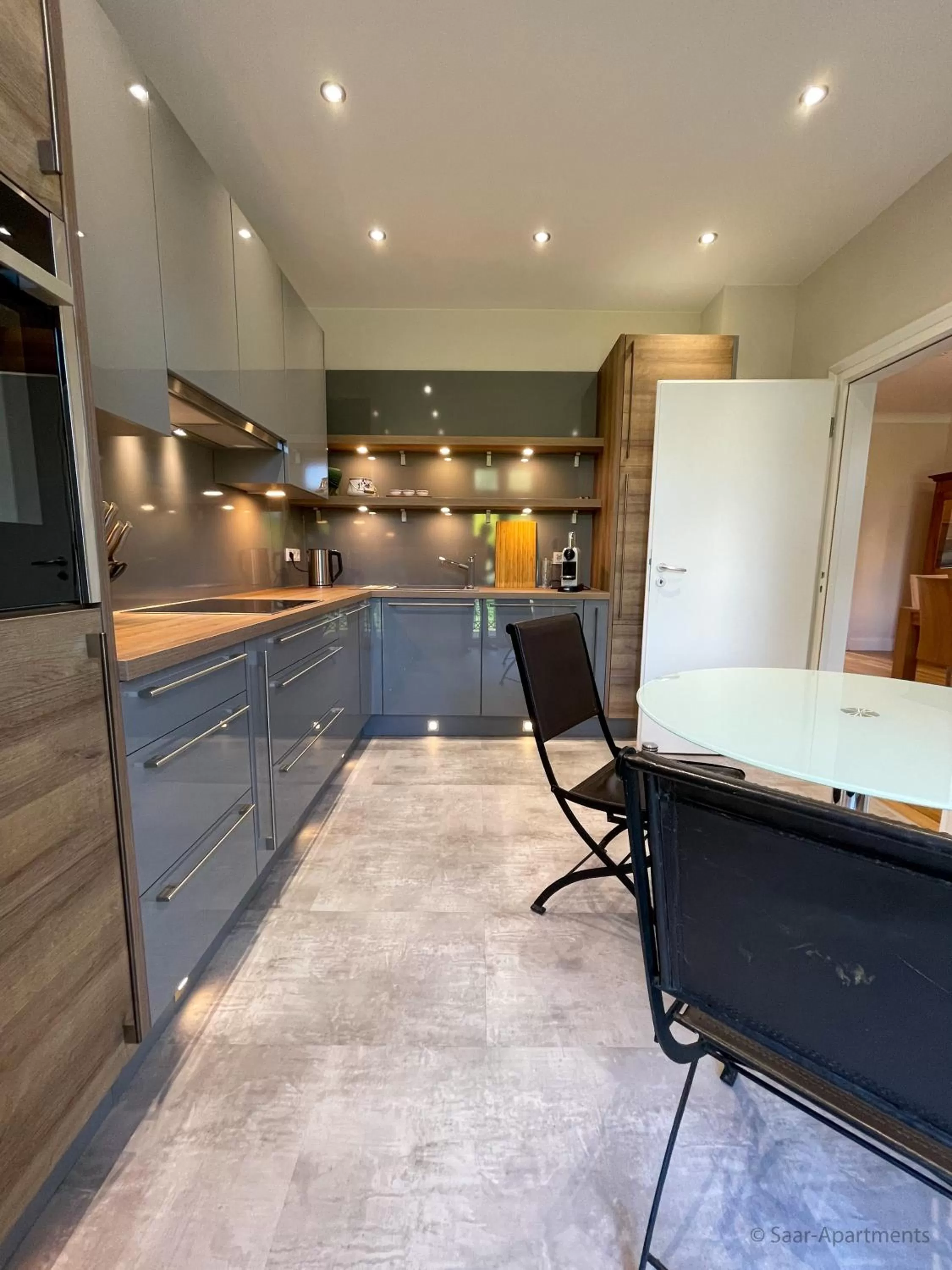 Coffee/tea facilities, Kitchen/Kitchenette in Saar-Apartments