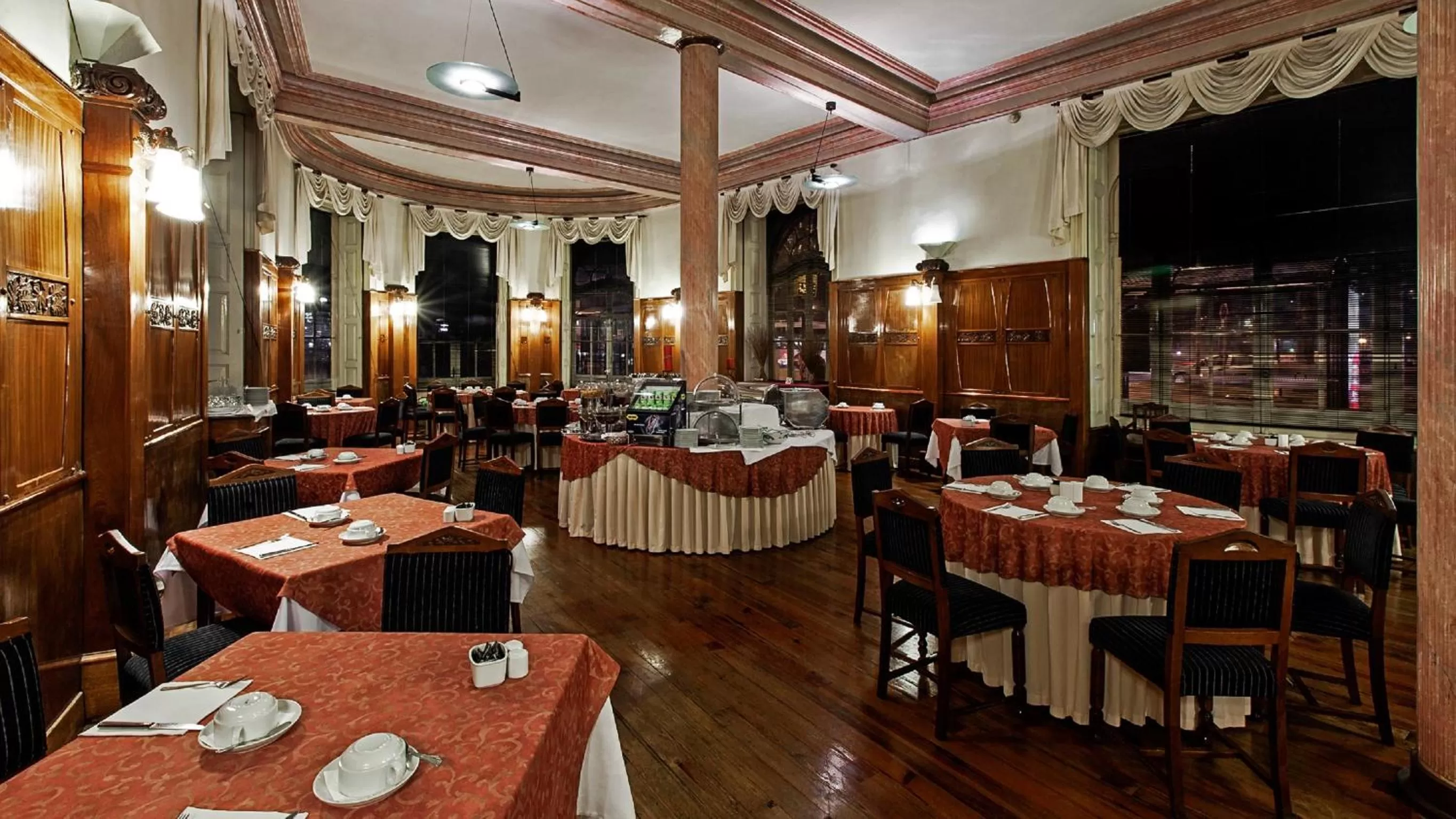 Restaurant/places to eat in Hotel Astoria