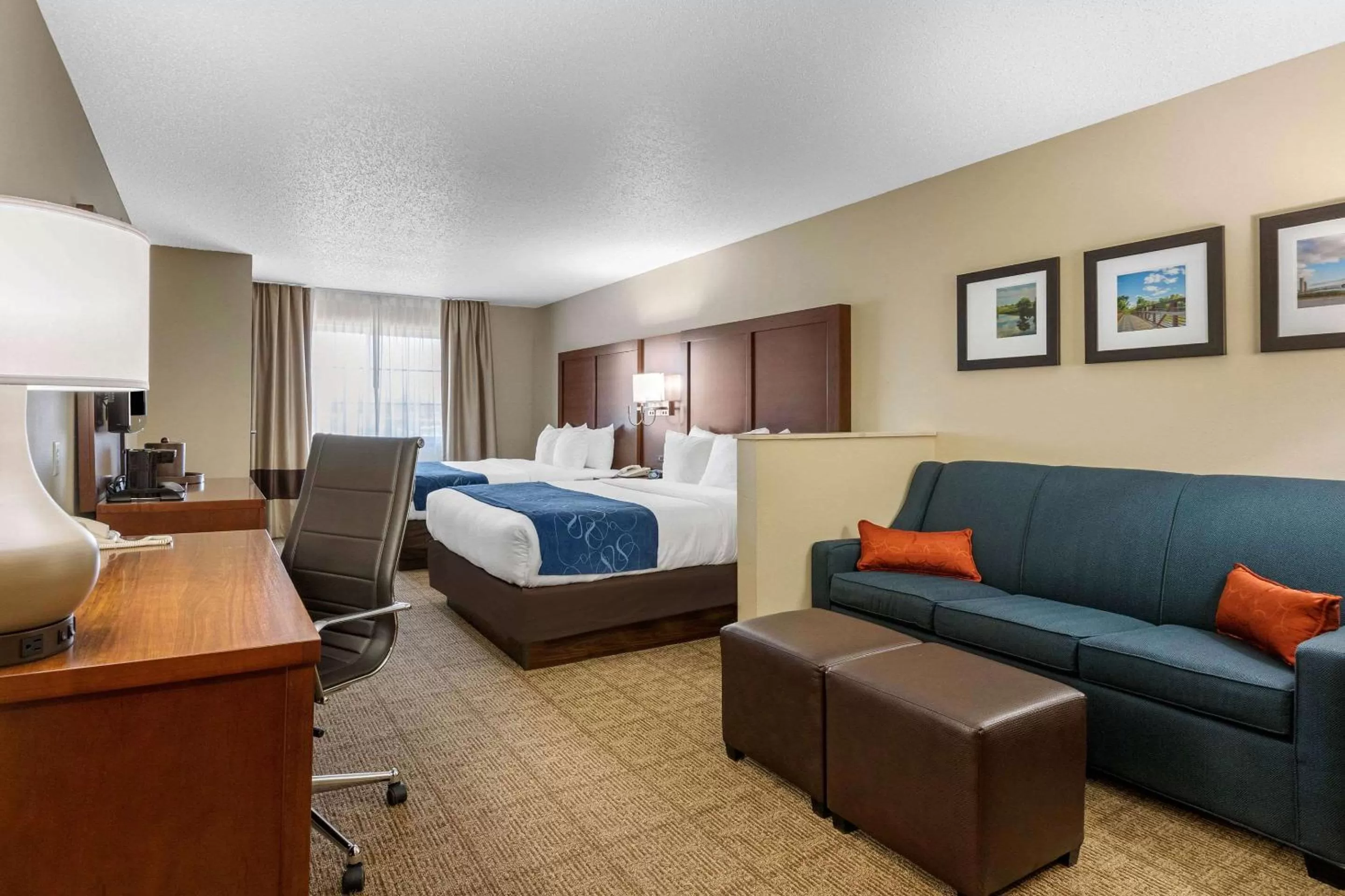 Photo of the whole room, Bed in Comfort Suites Cedar Falls Industrial Park