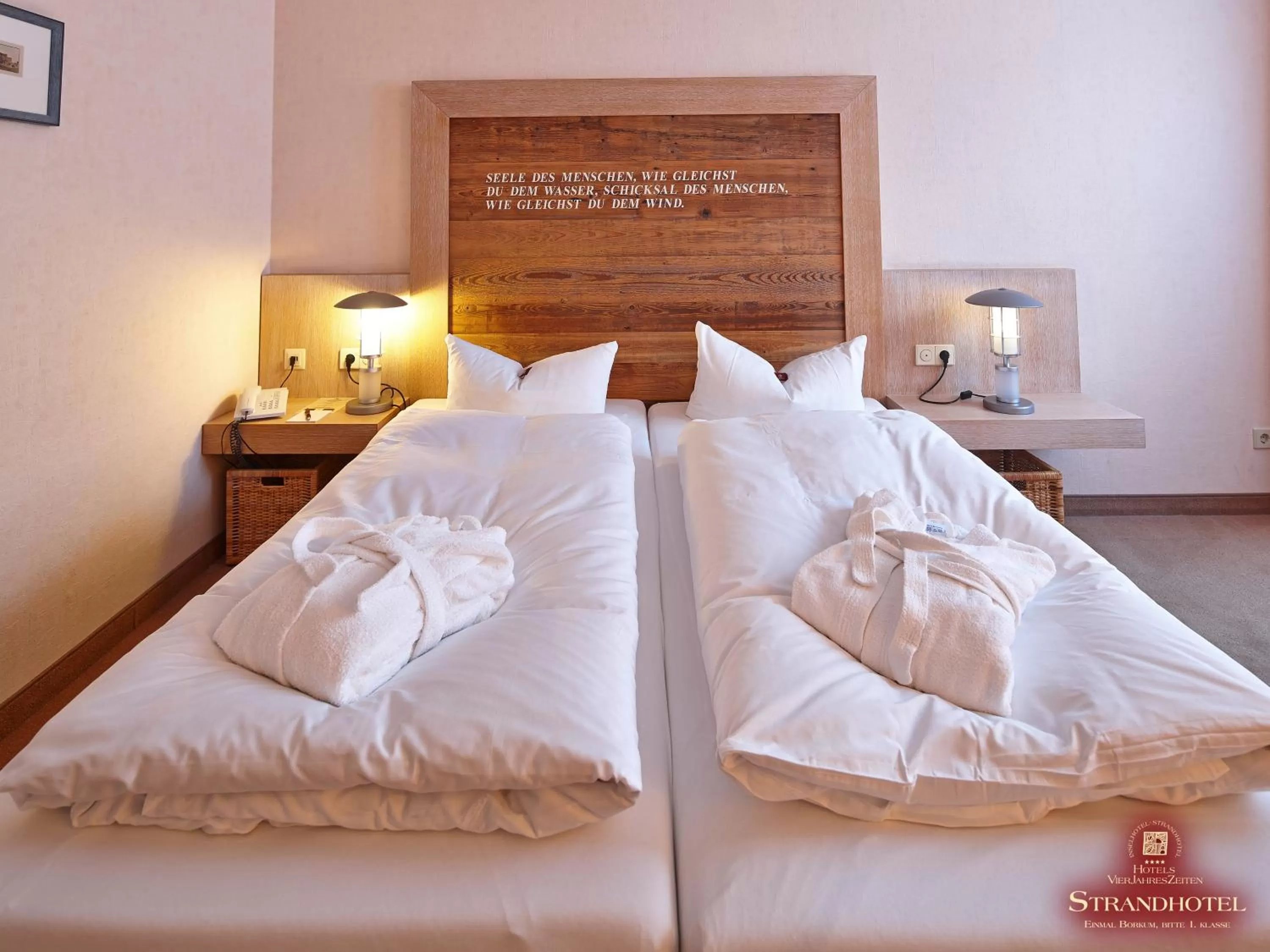 Photo of the whole room, Bed in Strandhotel VierJahresZeiten