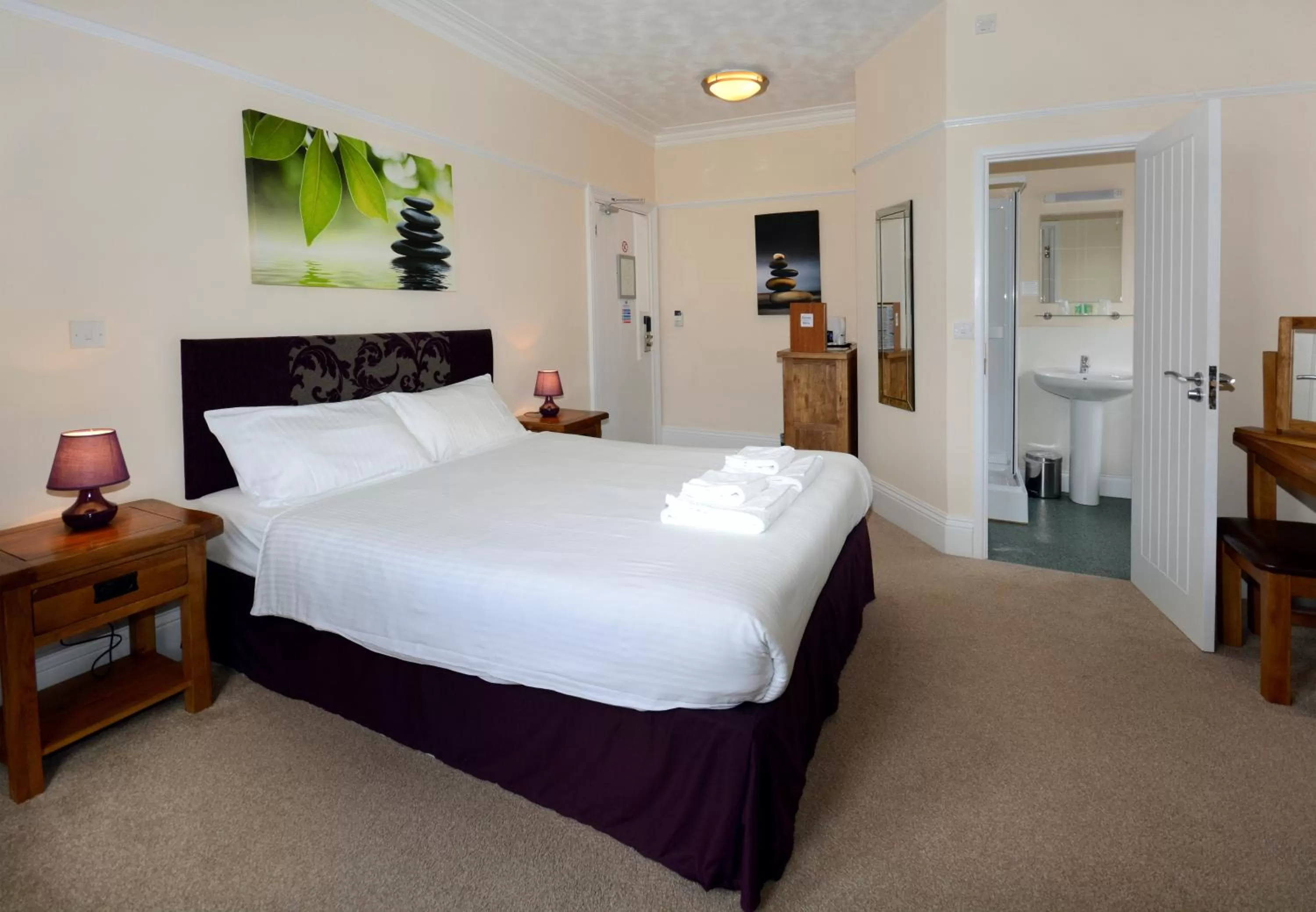 Photo of the whole room, Bed in Stones Hotel and Bar