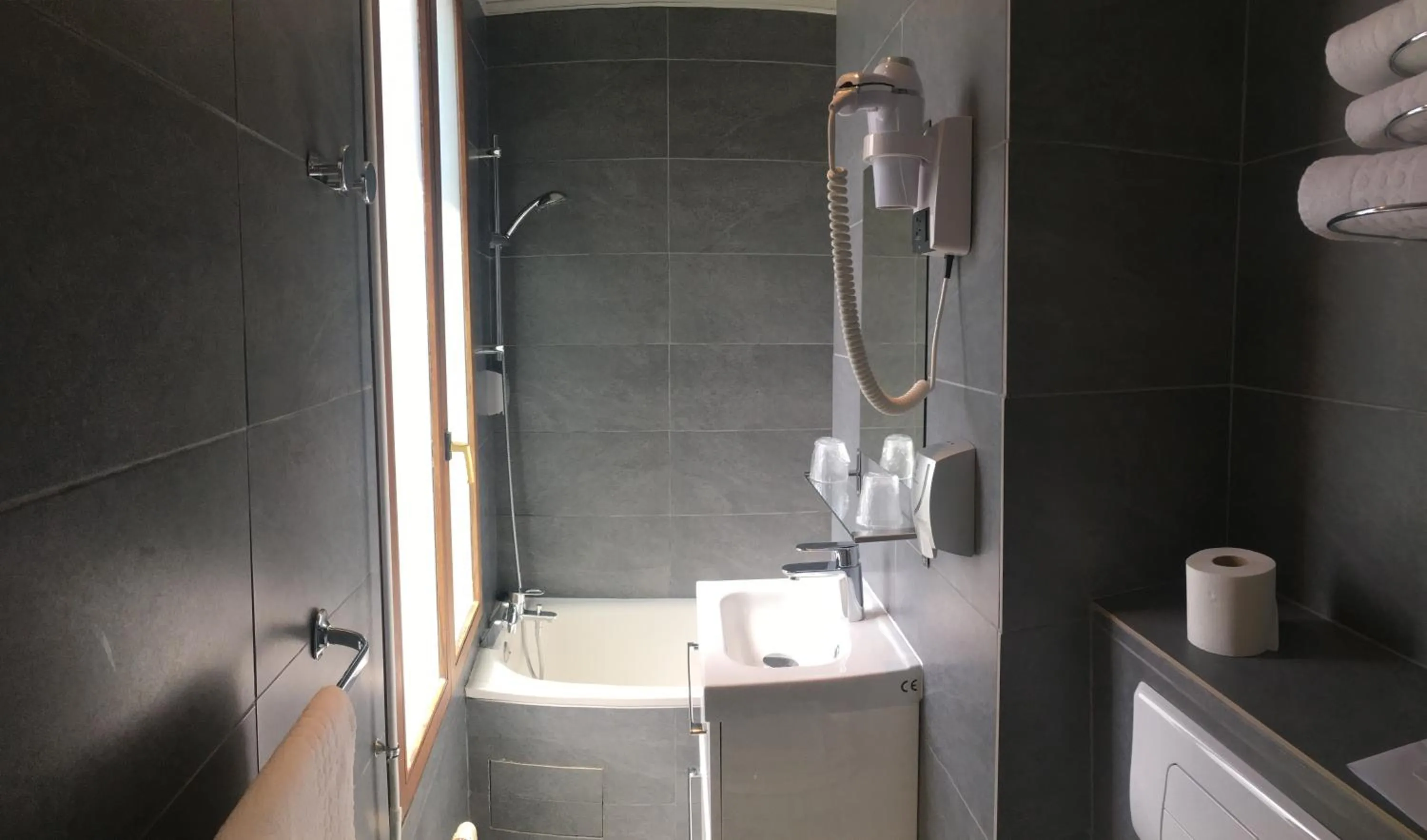 Bathroom in Hôtel du Maine