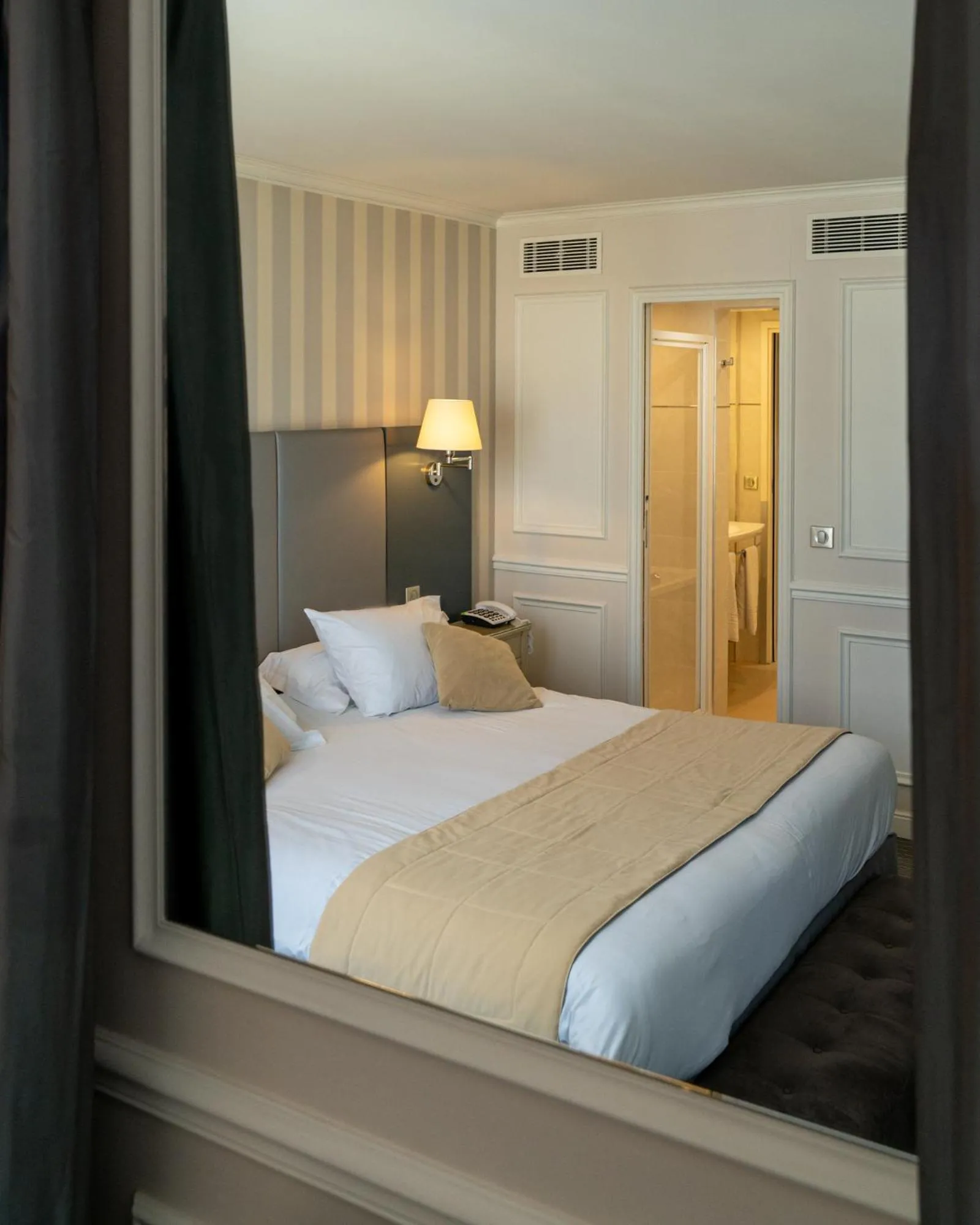 Bed in Hotel de L'Universite