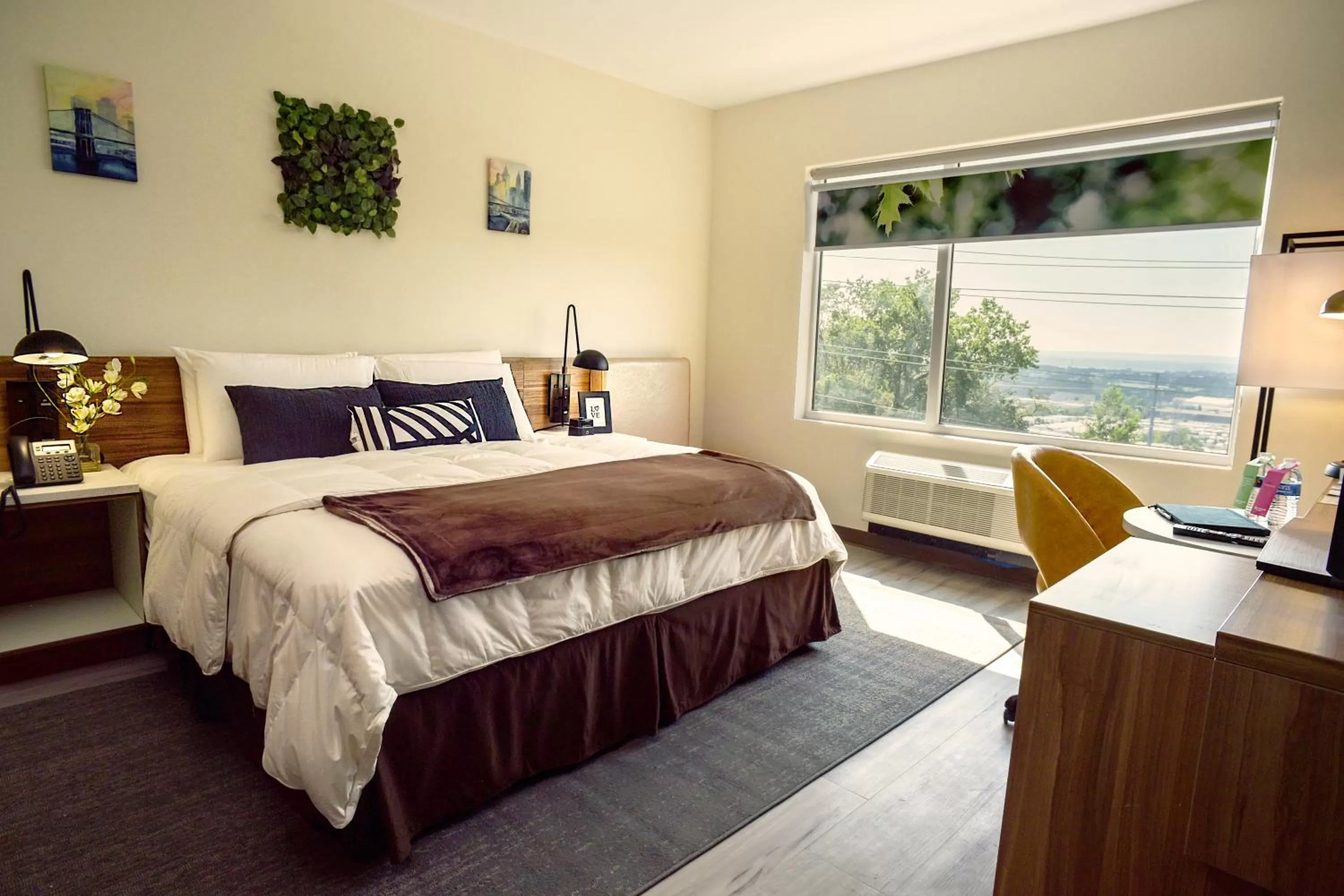 Bedroom, Bed in Wyndham Garden North Bergen - Secaucus